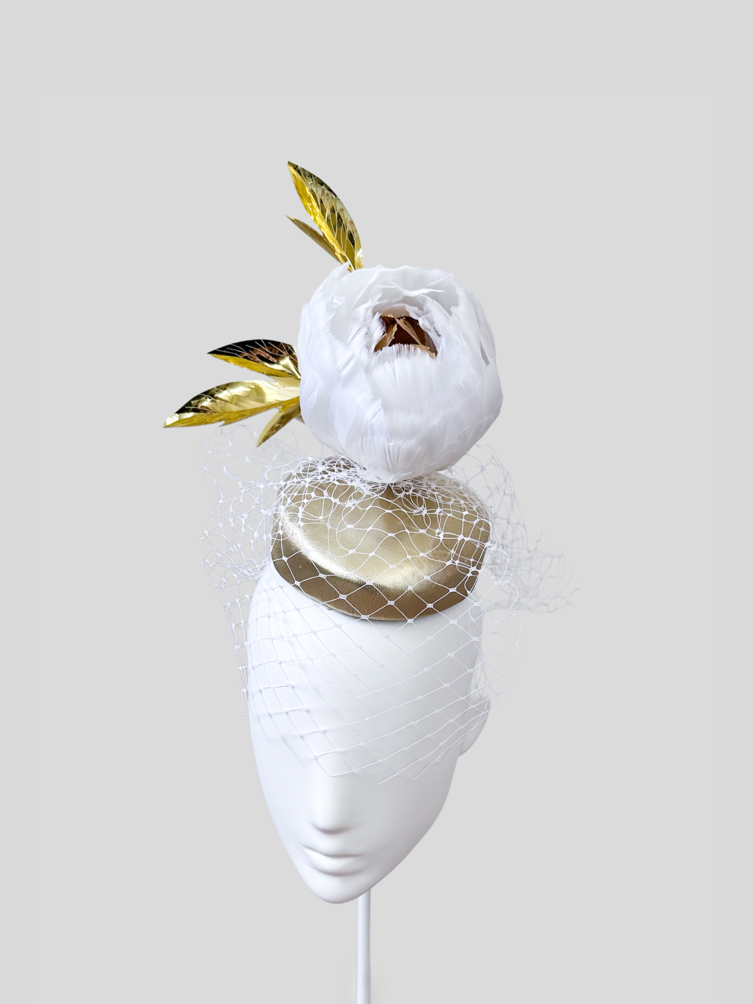 stella-dorata-white-gold-cocktail-hat-front-view.png