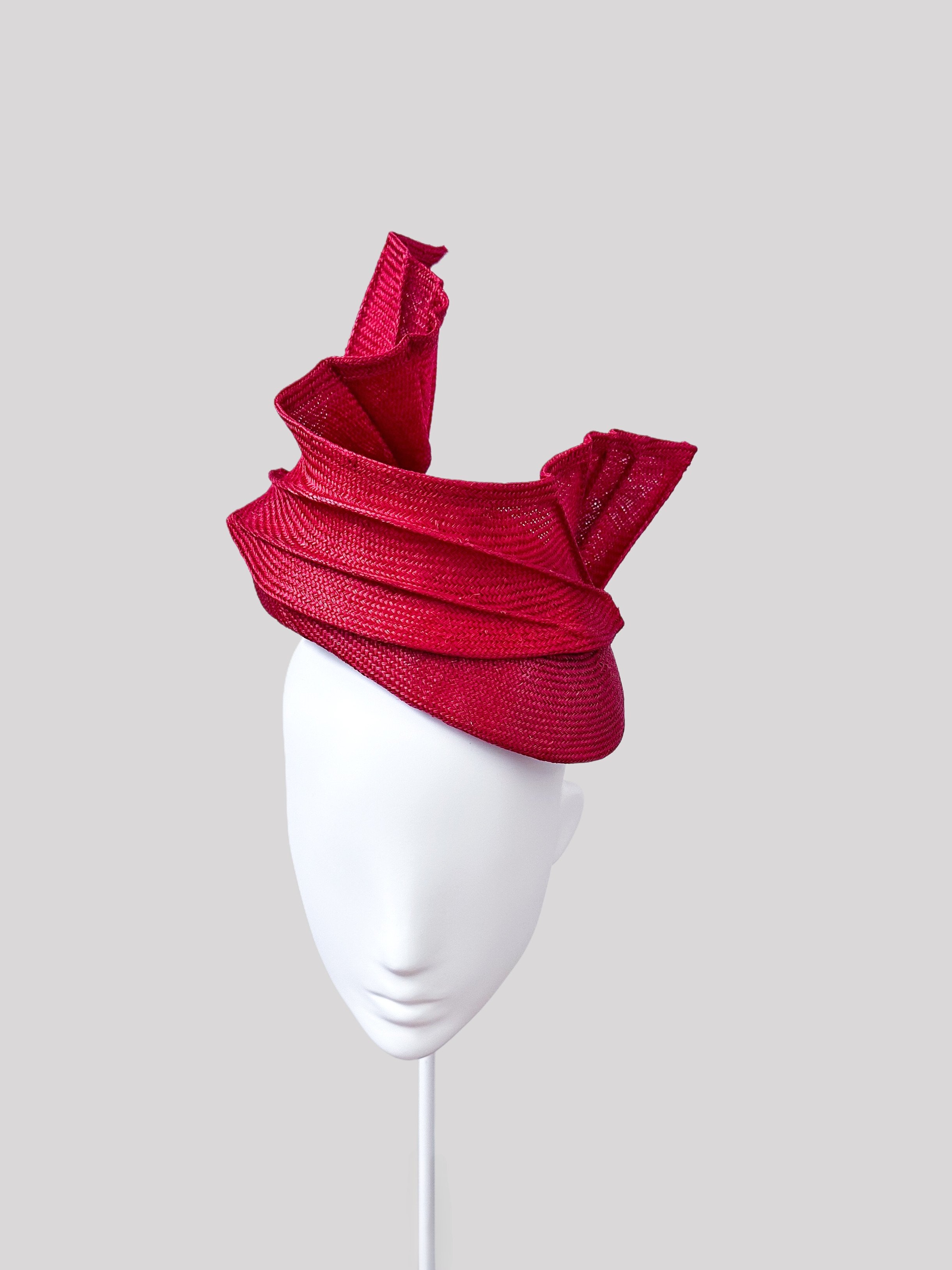Front view of the "Onde Rosse" red face hugger. Showcasing its popular style and the elegant shape of the pleated dark red parisisal.