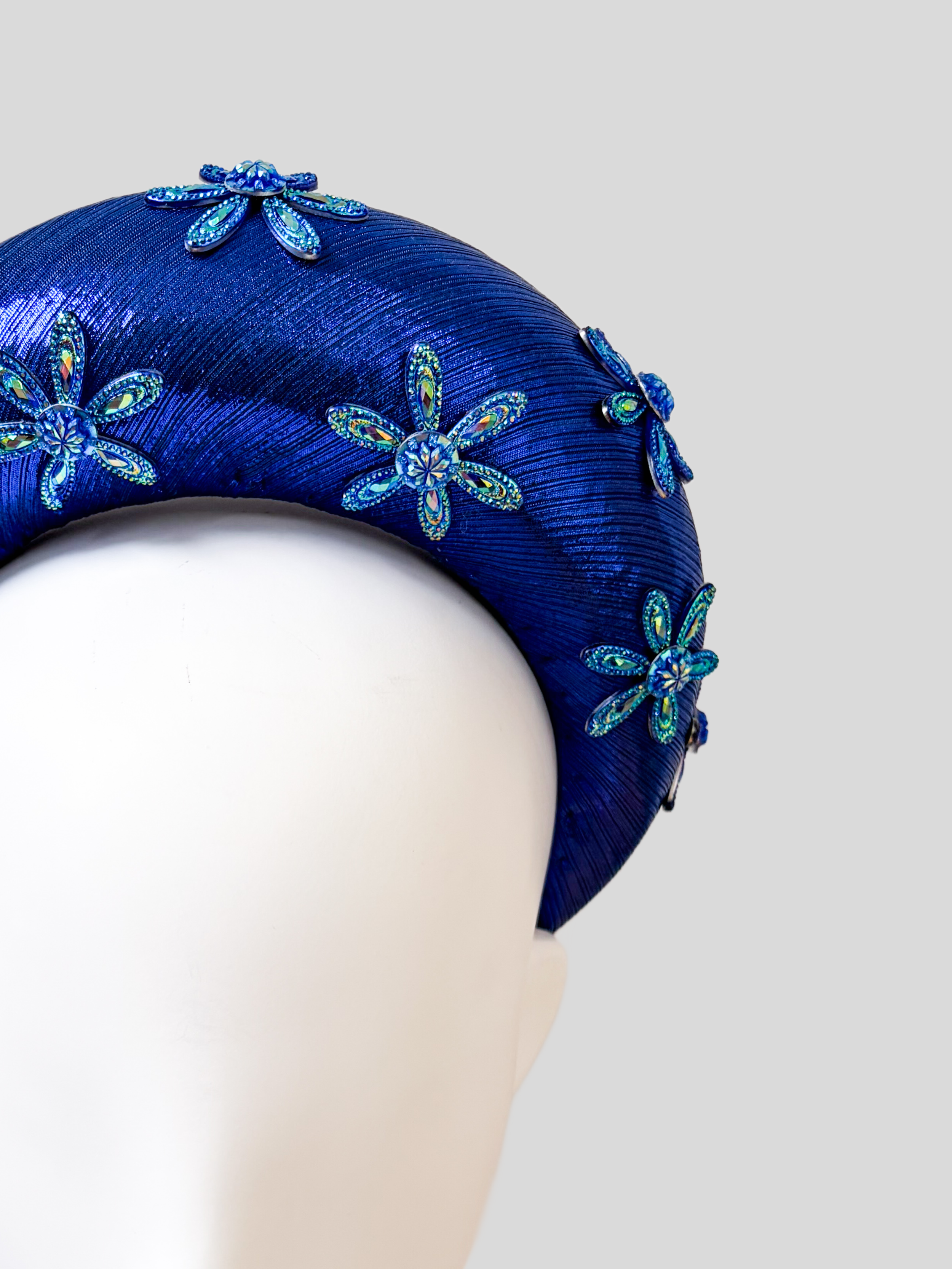 celeste-azul-floral-halo-headband-close-up.png