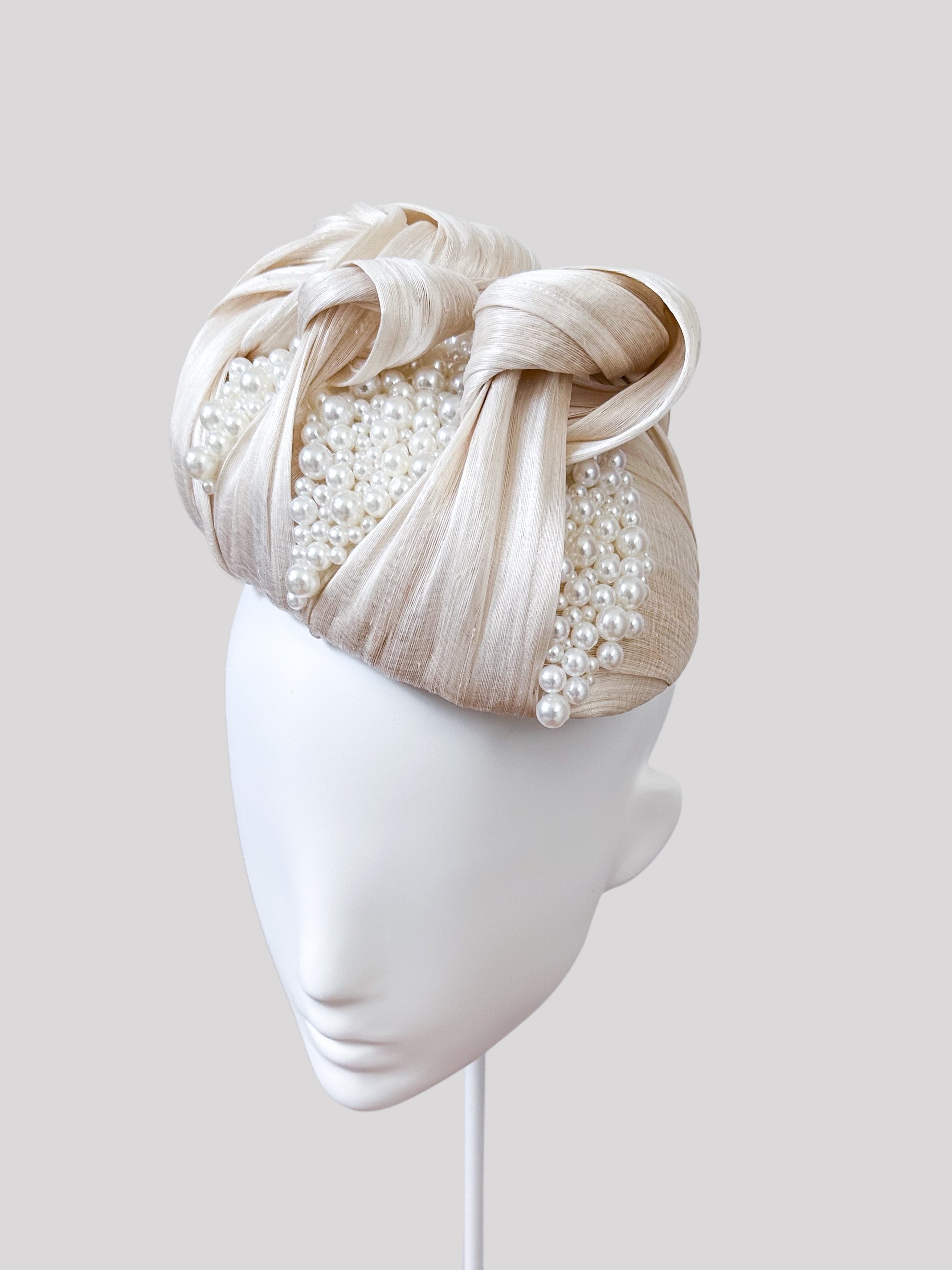 Right profile view of the "Avorio Perlata" headpiece. See the opposite side, highlighting the delicate craftsmanship and the distribution of the hand-beaded embellishments.