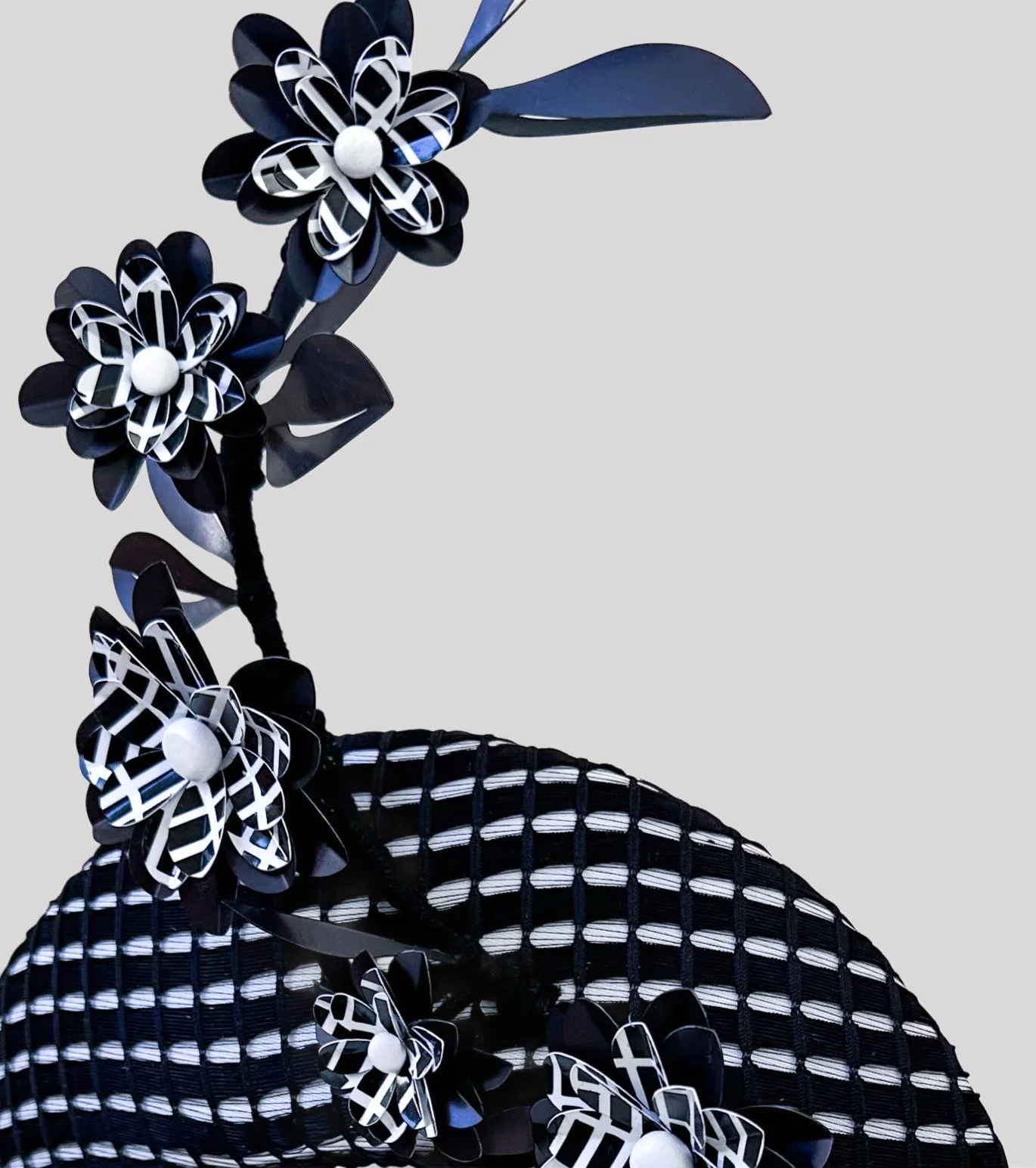 Close-up of the "Floreale Bianco e Nero" halo headband. Examine the black and white wide headband and details of the lightweight black and white floral trim.