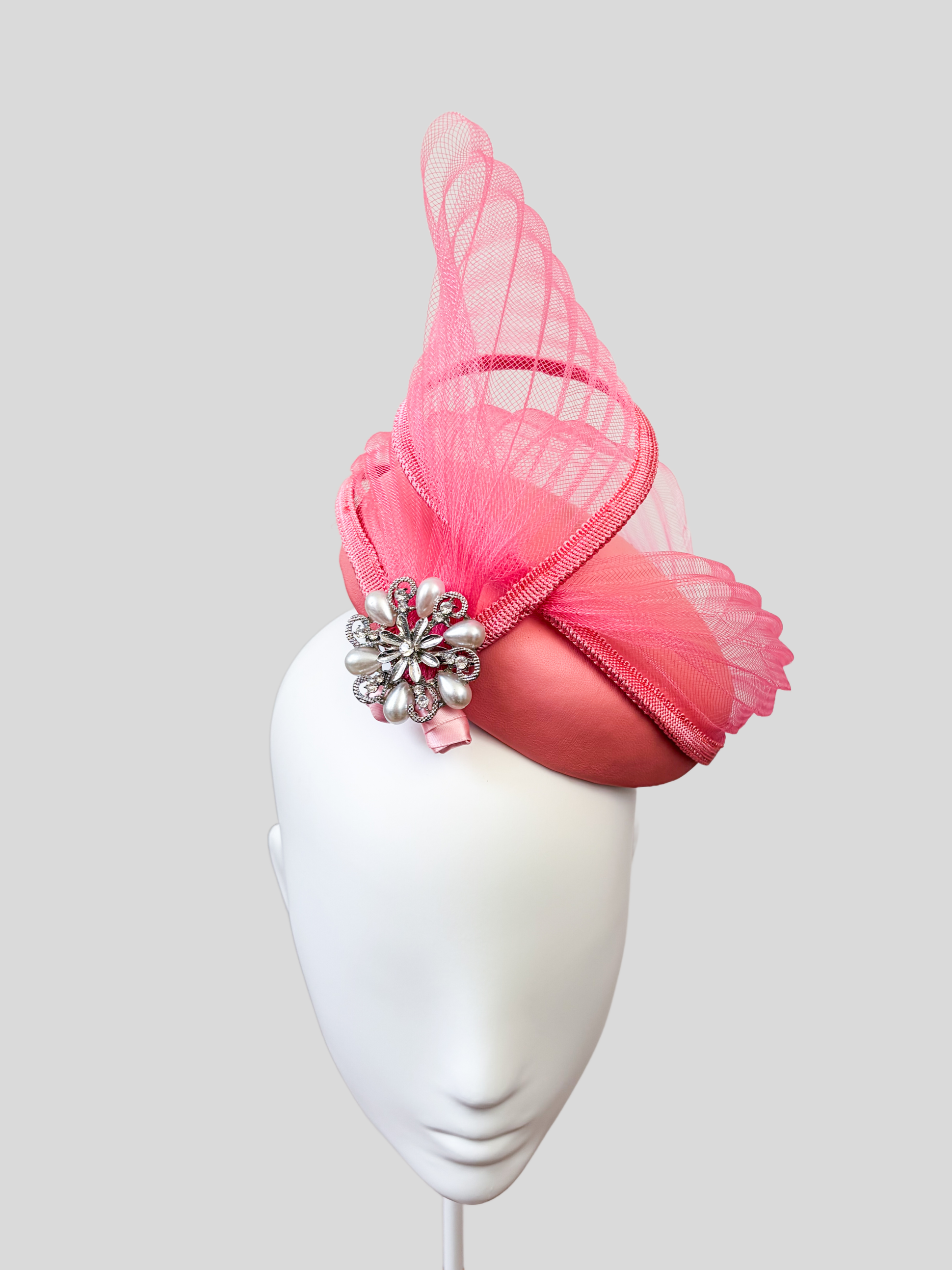 pink-sinamay-fascinator-pearl-brooch-front-view.jpg+%281%29.png