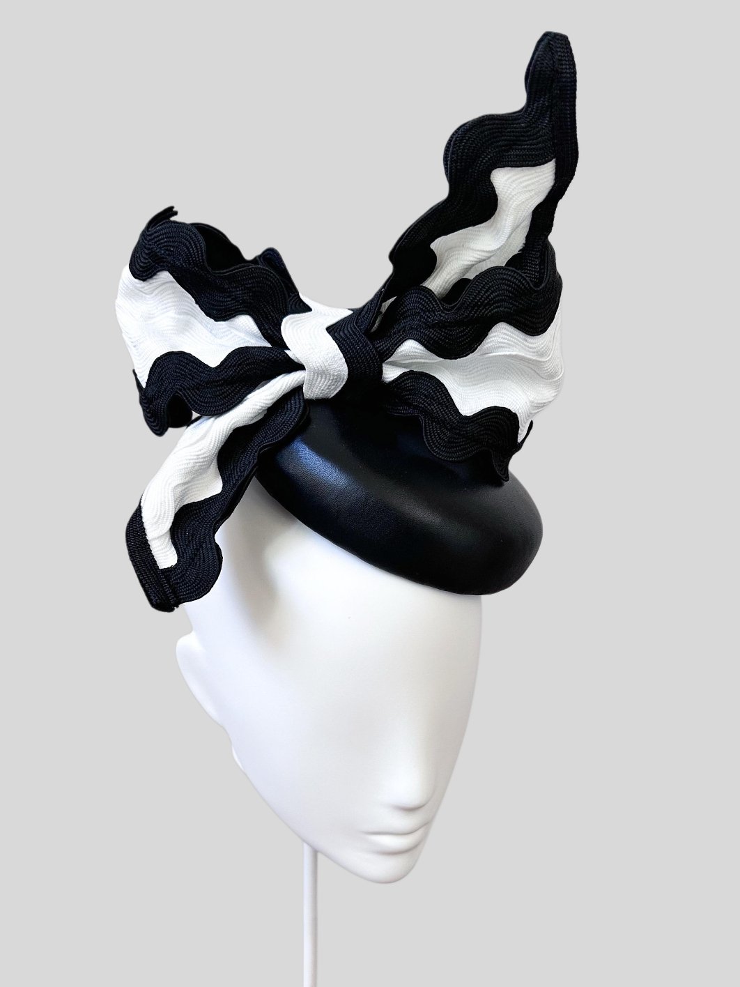 bianconeroclassico-black-white-ric-rac-hat-left.jpg