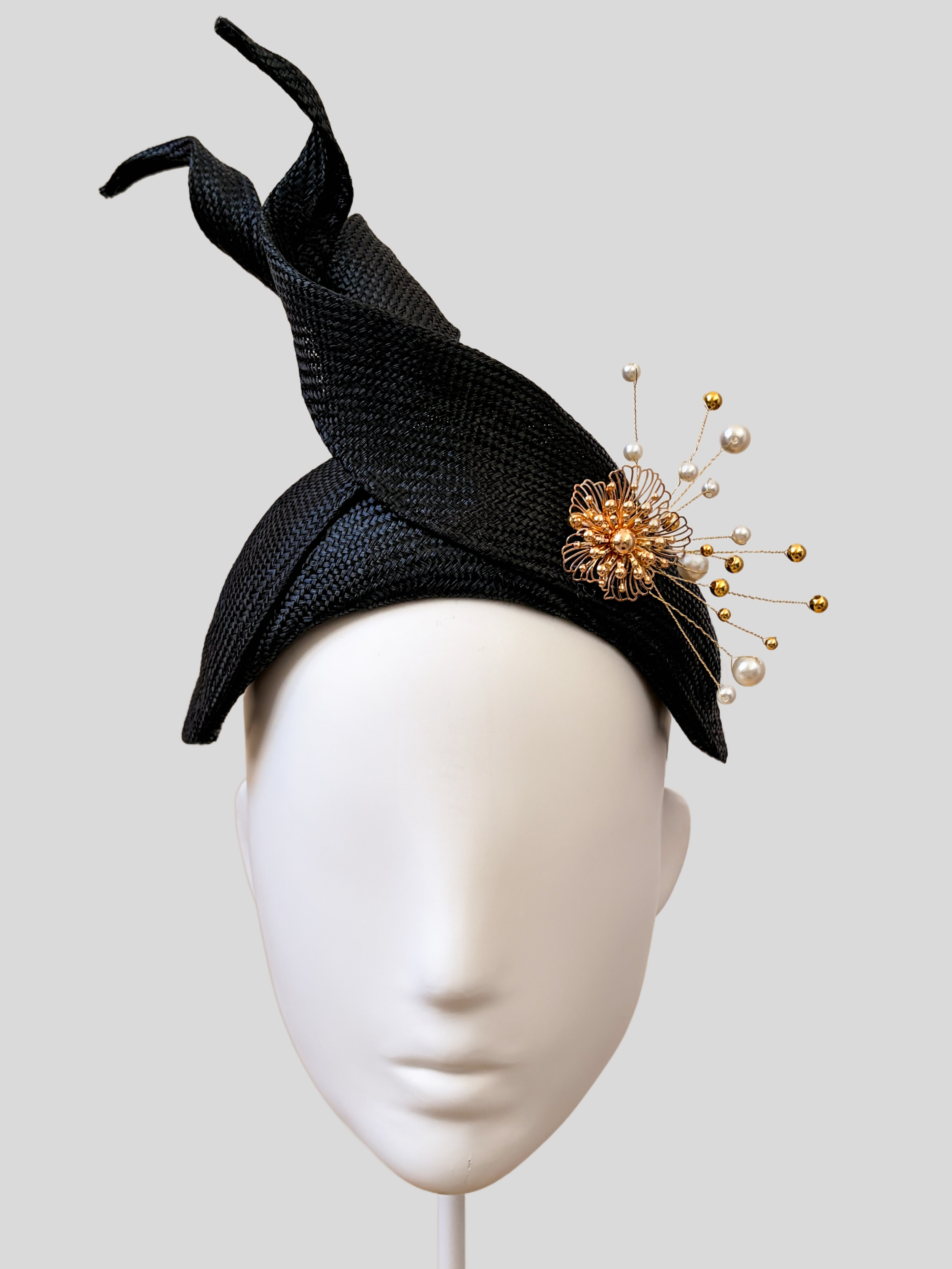 Close-up: Close-up of the hand-applied gold embellishment featuring pearls and delicate gold bead detailing on the SÉLÈNE Noir headband.