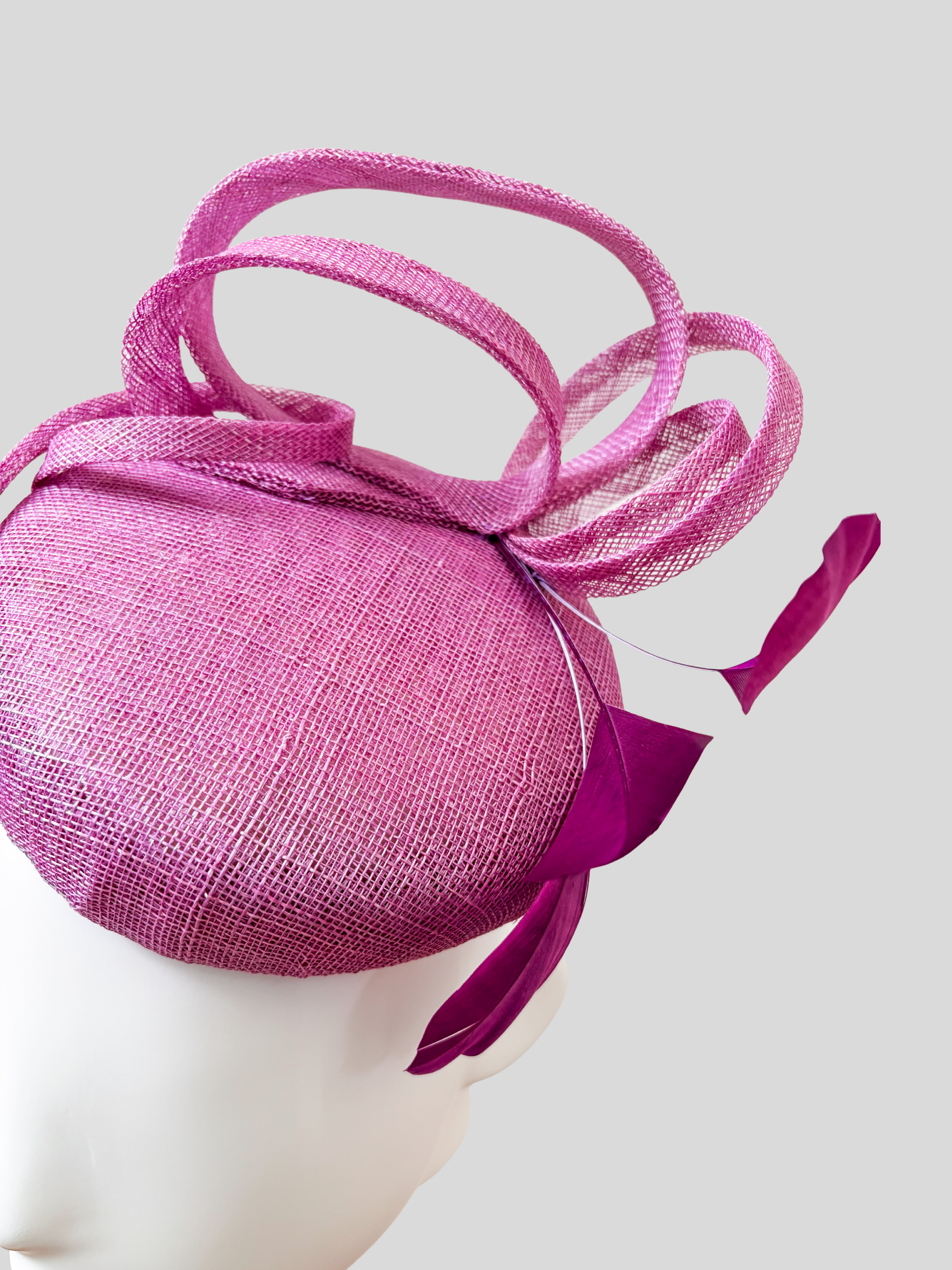 abril-sinamay-cocktail-hat-lilac-purple-close-up-view.png