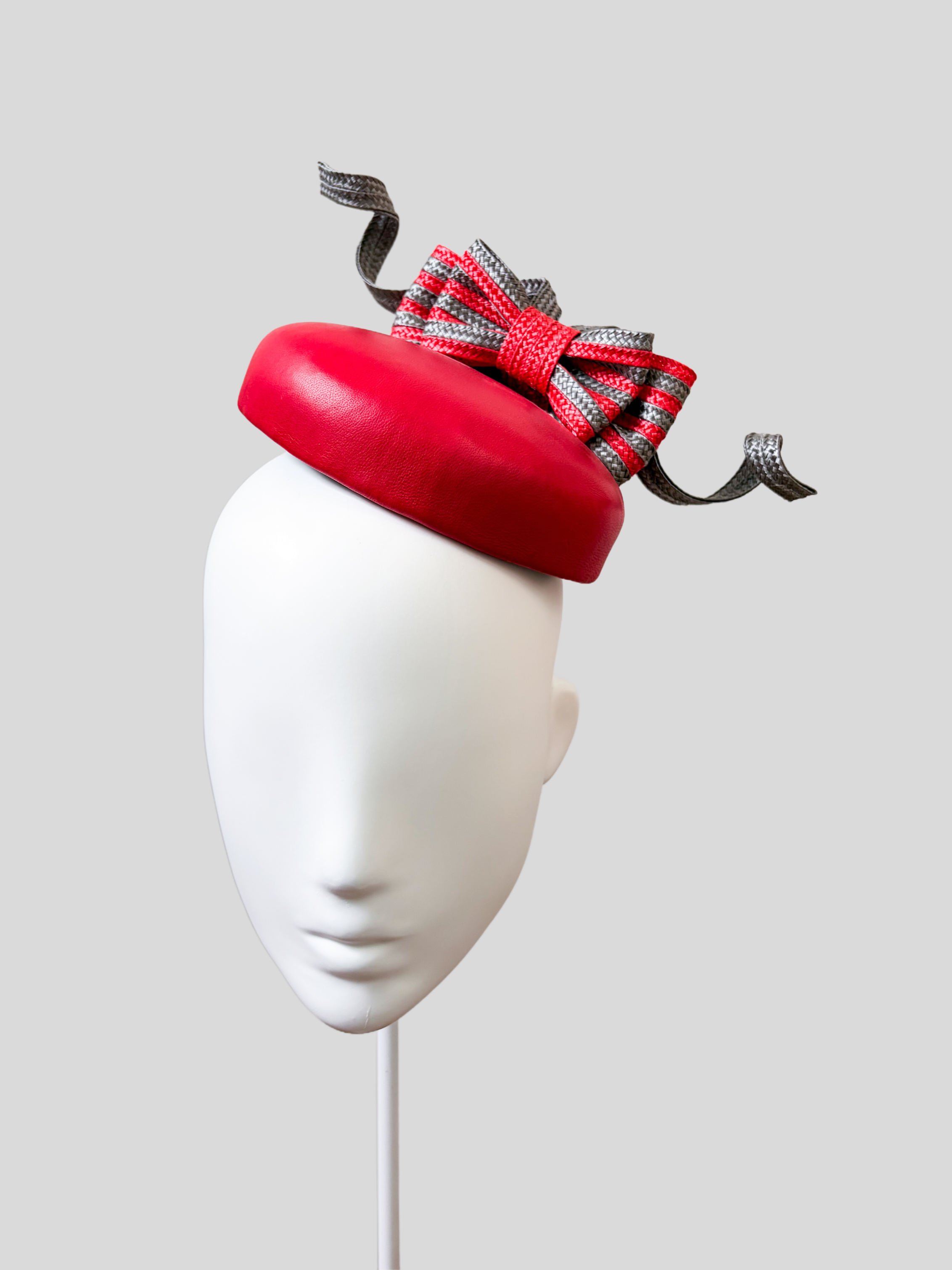 red-cocktail-fascinator-grey-bow-front-view-.png