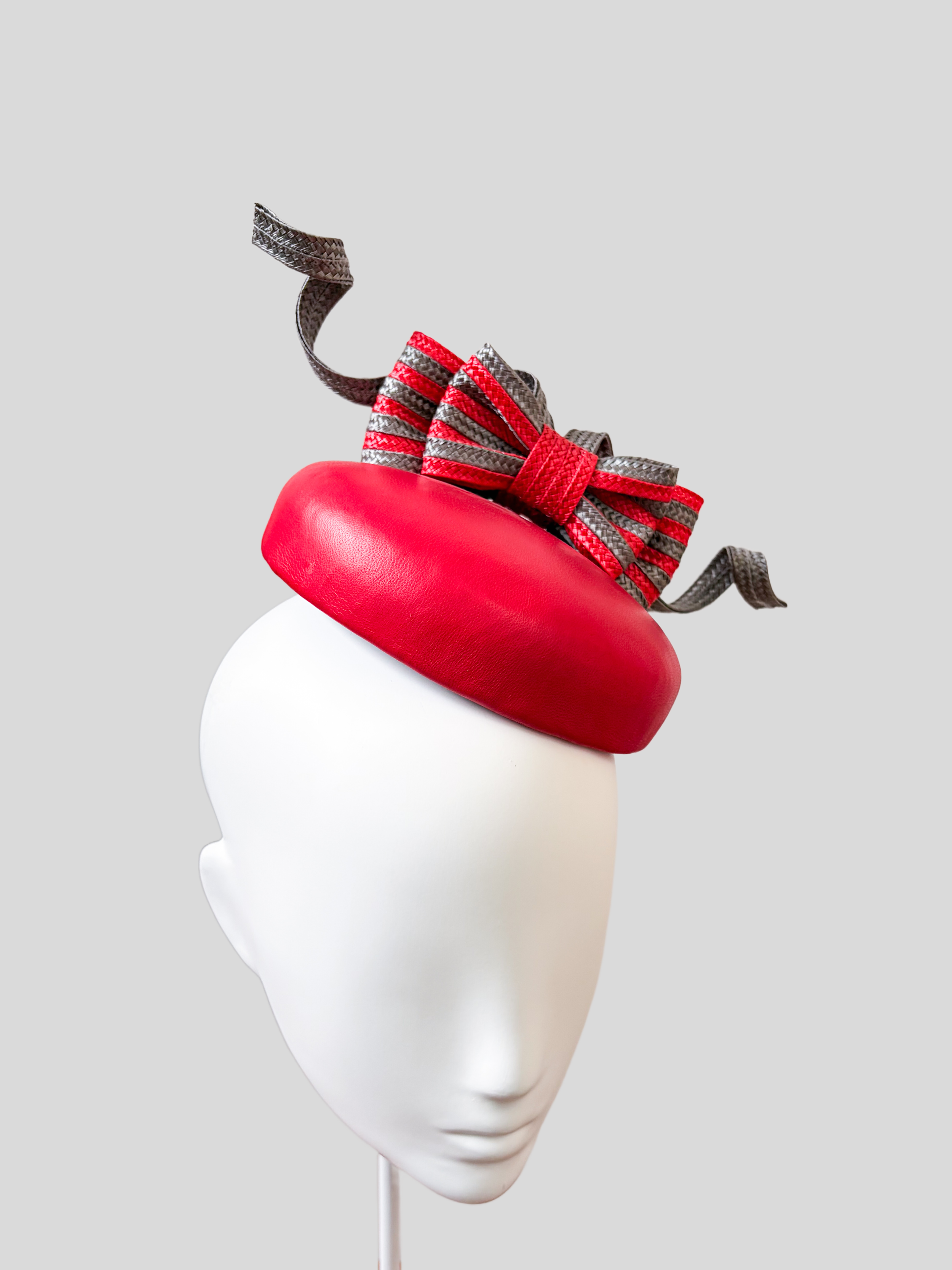 red-cocktail-fascinator-grey-bow-left-view.png
