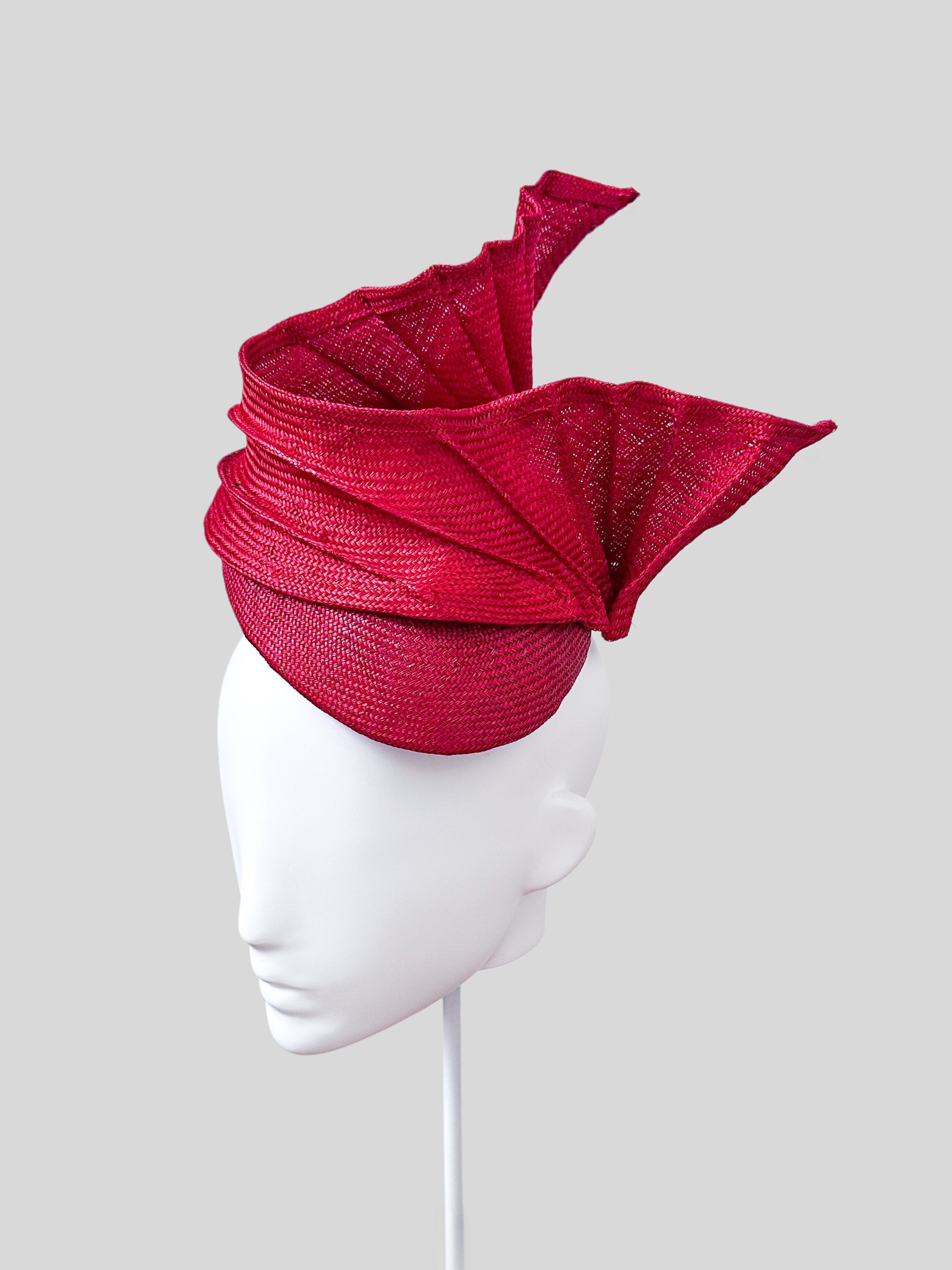 Right profile view of the "Onde Rosse" headpiece. See the opposite side, highlighting the versatile design and the rich colour of the dark red parisisal.