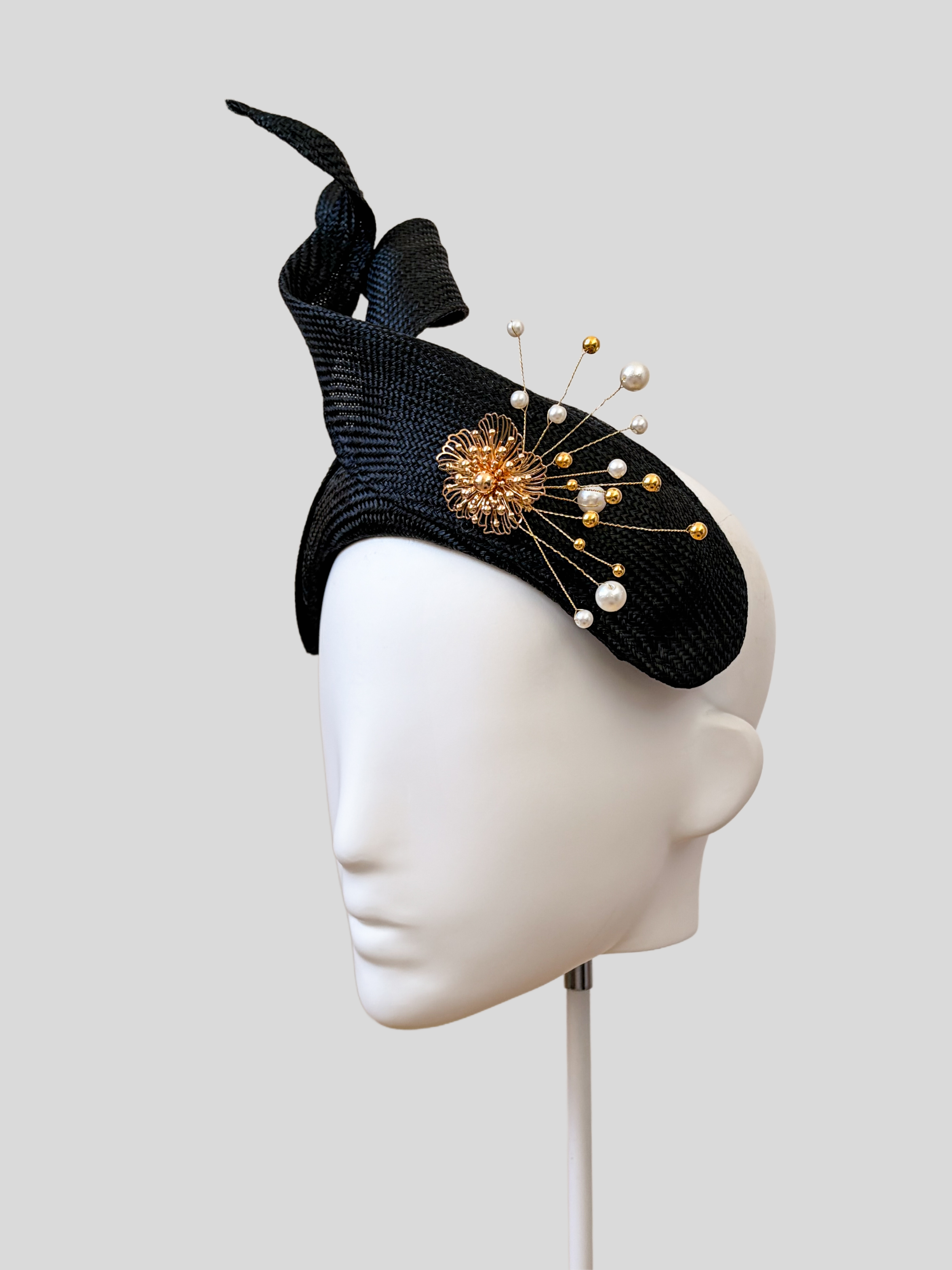 Right: Right-side view of the SÉLÈNE Noir Parisisal bandeau headband highlighting its striking black finish and gold embellishment.