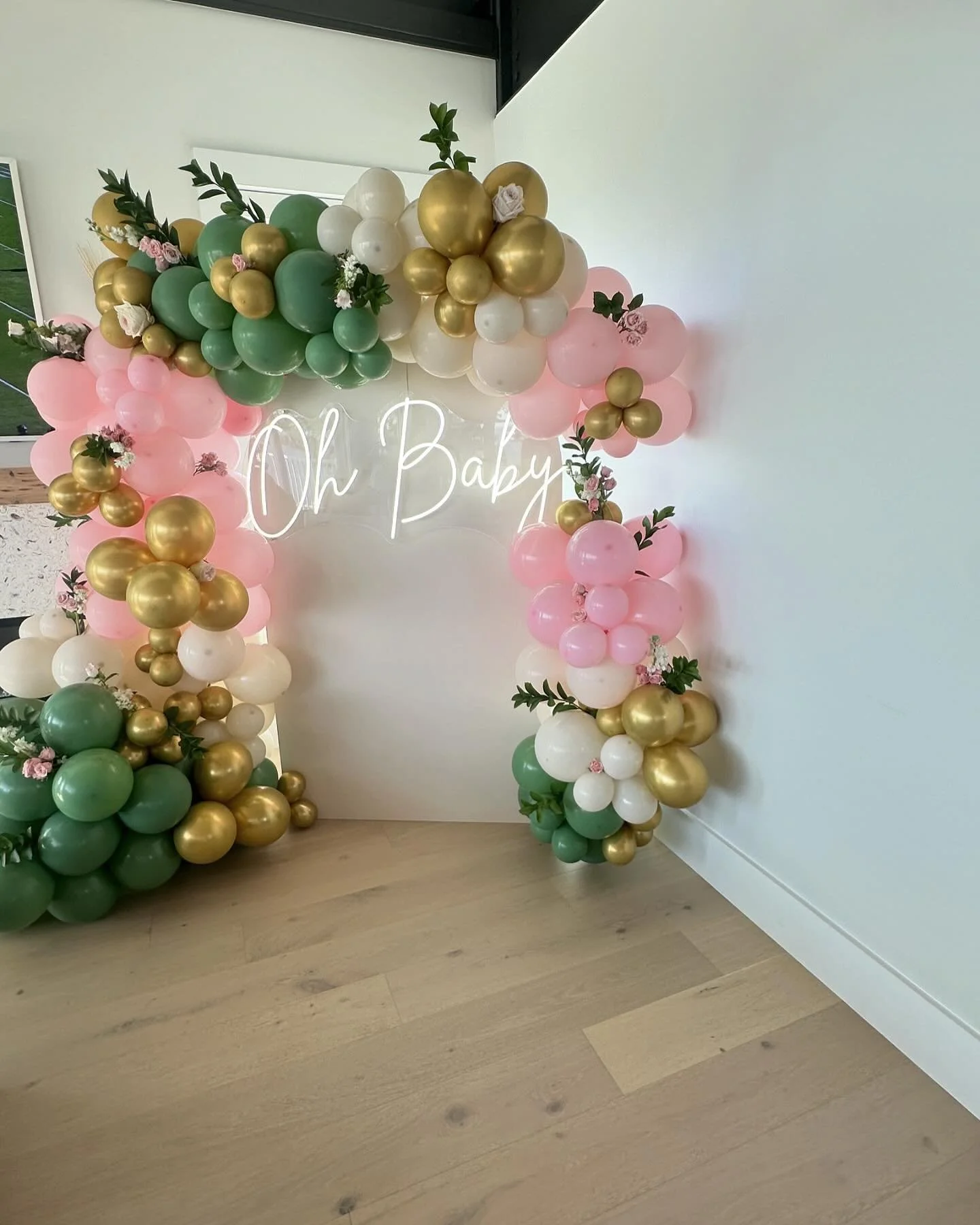 We just love balloons and flowers. 💐