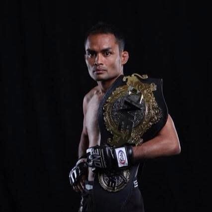 Kru rong aka dejdamrong with the one championship belt