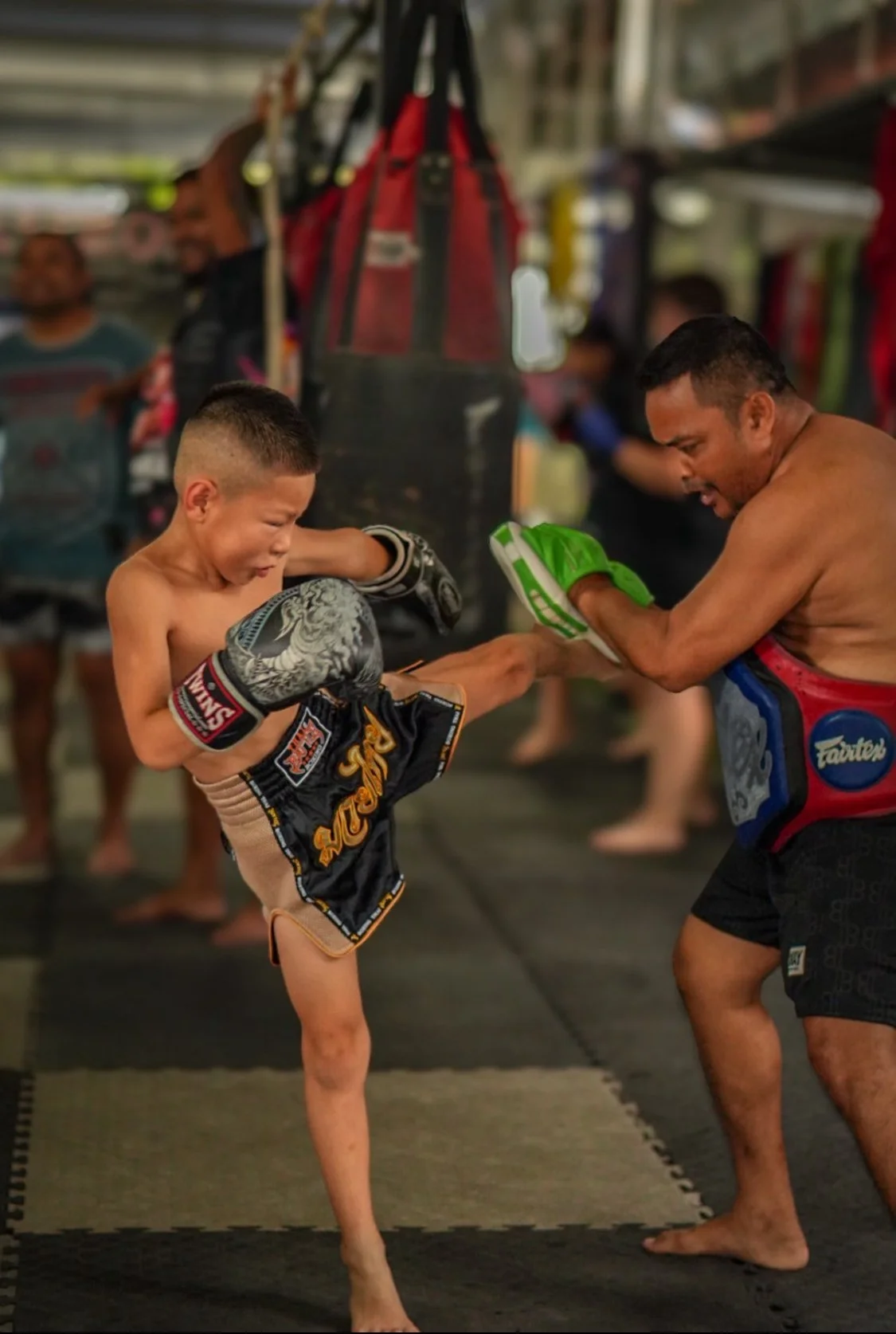 kids muay thai class at sor dejdamrong gym