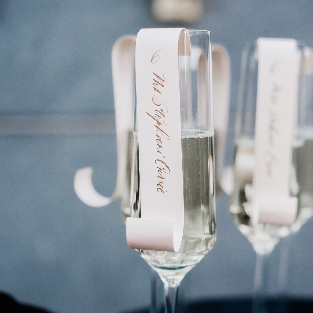 Going into the weekend with a little brunchy, bubbly vibe, courtesy of E+J's escort drinks! 🥂✨

Calligraphy: @hellomaurelle
Planning: @aliciakeats
Photo: @belluxe.studios