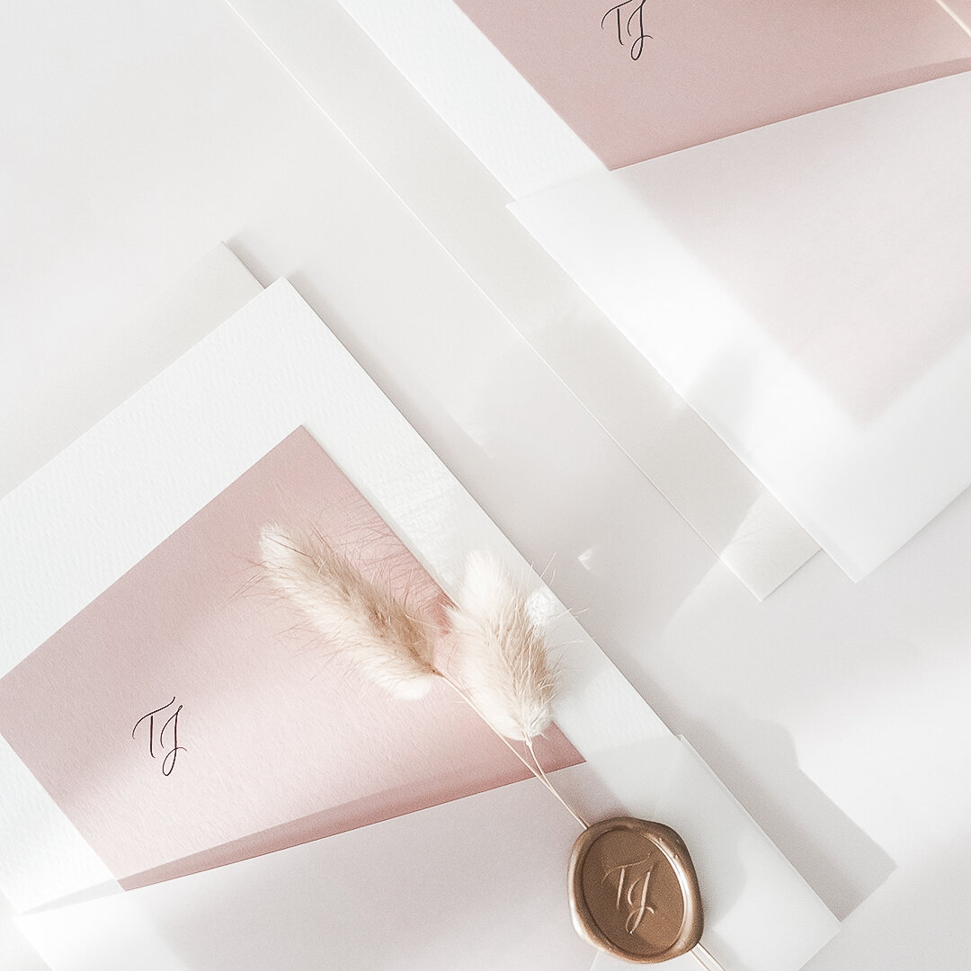 When the morning light hits just right ✨

#vellumwrap #waxseals #custominvitations #vancouverwedding #weddingstationery #cornwallstationery #weddingstationary #weddingpaper #moderncalligraphy #weddingdetails #weddingstationery #papergoods #paperlove 