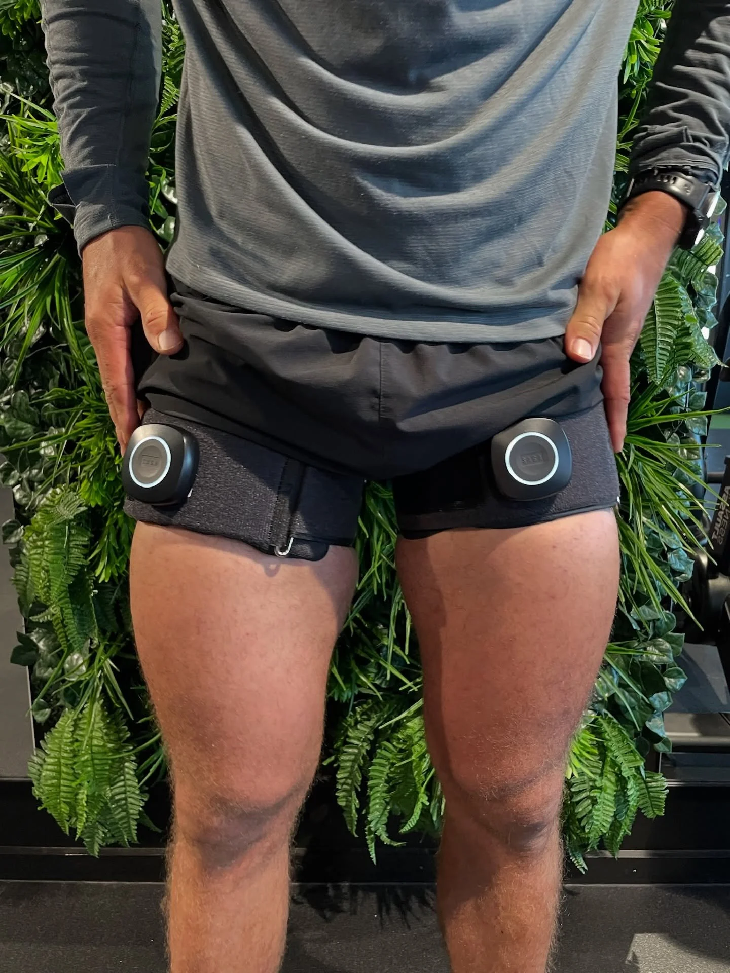 What actually are BFR cuffs? 🤔
BFR (Blood Flow Restriction) cuffs are a game-changer in rehab and performance. By safely limiting blood flow to a limb during low-load exercise, they help you build strength and muscle without the heavy lifting. Per