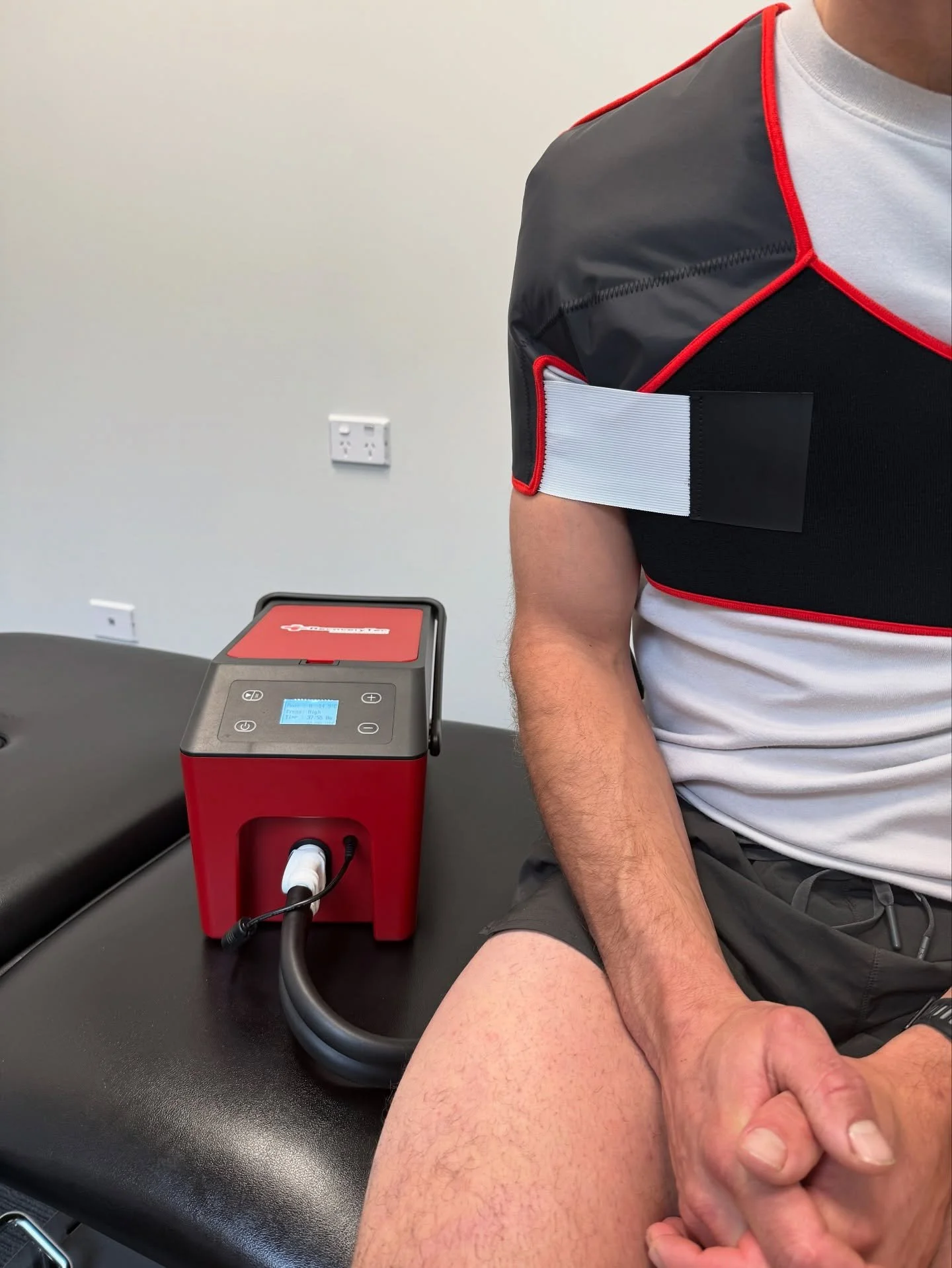 ❄️ Shoulder surgery or injury? Swelling and pain don’t have to slow you down.
💧 CryoPush Shoulder Attachment delivers targeted cold + compression to:
▪️Reduce pain & inflammation
▪️Minimise swelling for faster mobility
▪️Support safer, mo