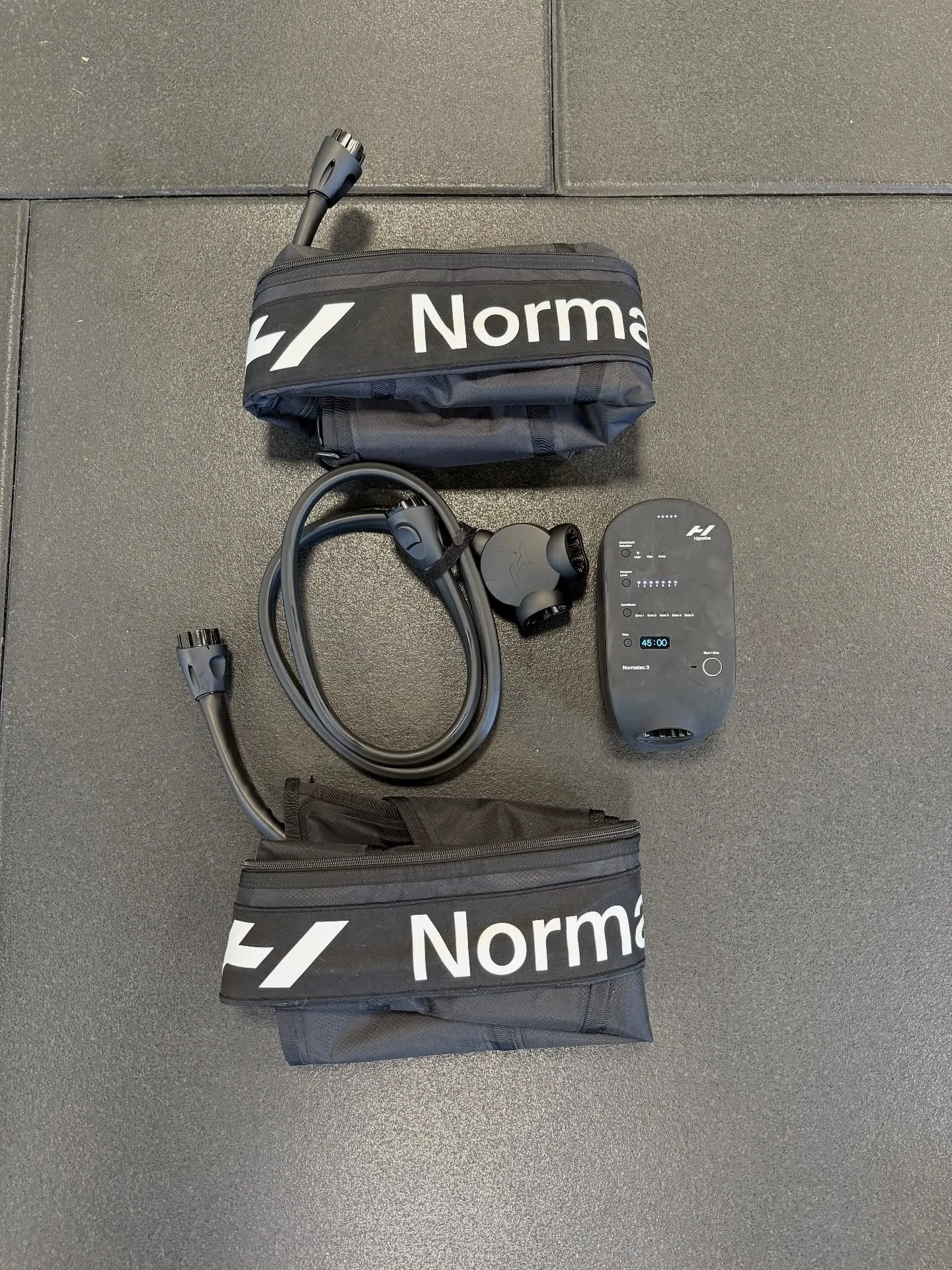 🦵 NormaTec Compression Boots use dynamic air compression to:
▪️Boost circulation & clear metabolic waste
▪️Reduce muscle soreness & stiffness
▪️Speed up recovery so you’re ready for your next session
📚 Studies show athletes using com