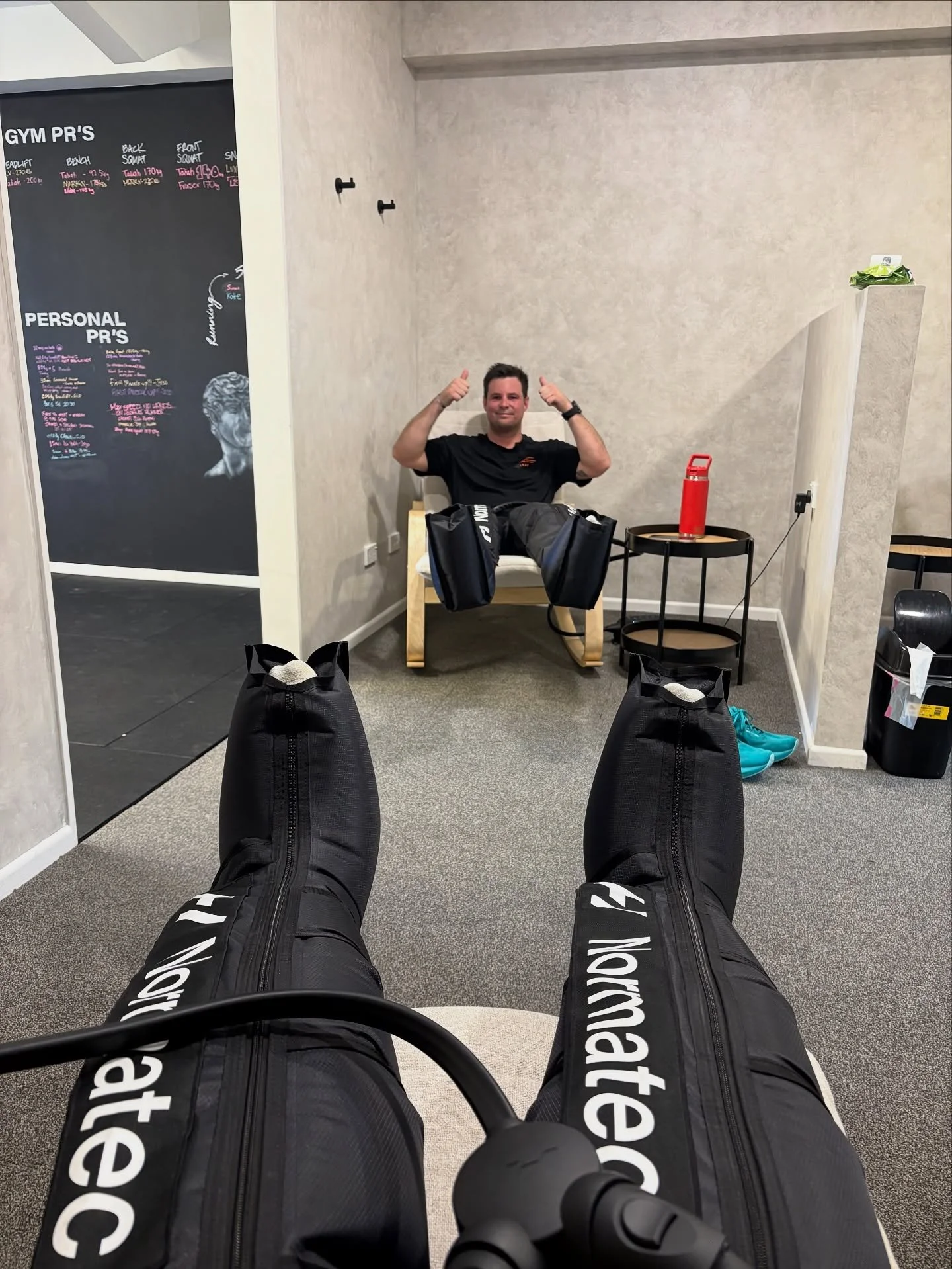 Just smashed a HIIT session? Your legs are feeling it — and that’s where the Normatec compression boots come in.
Designed to boost circulation, flush out metabolic waste, and speed up recovery — so you can train harder, more often.