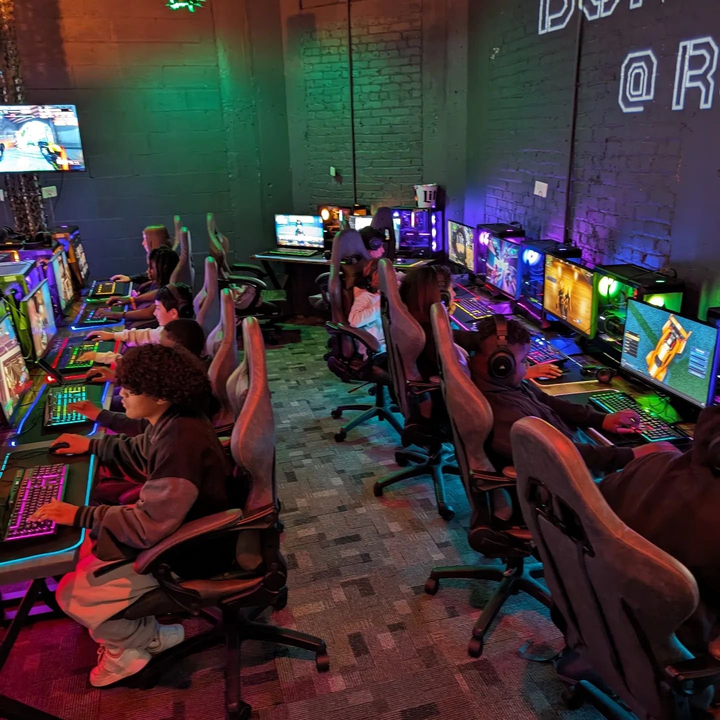 Gaming with a full house. Love to see it! Roar has a ton of love music going on this weekend so come by play 🎮 with friends and enjoy the vibe.