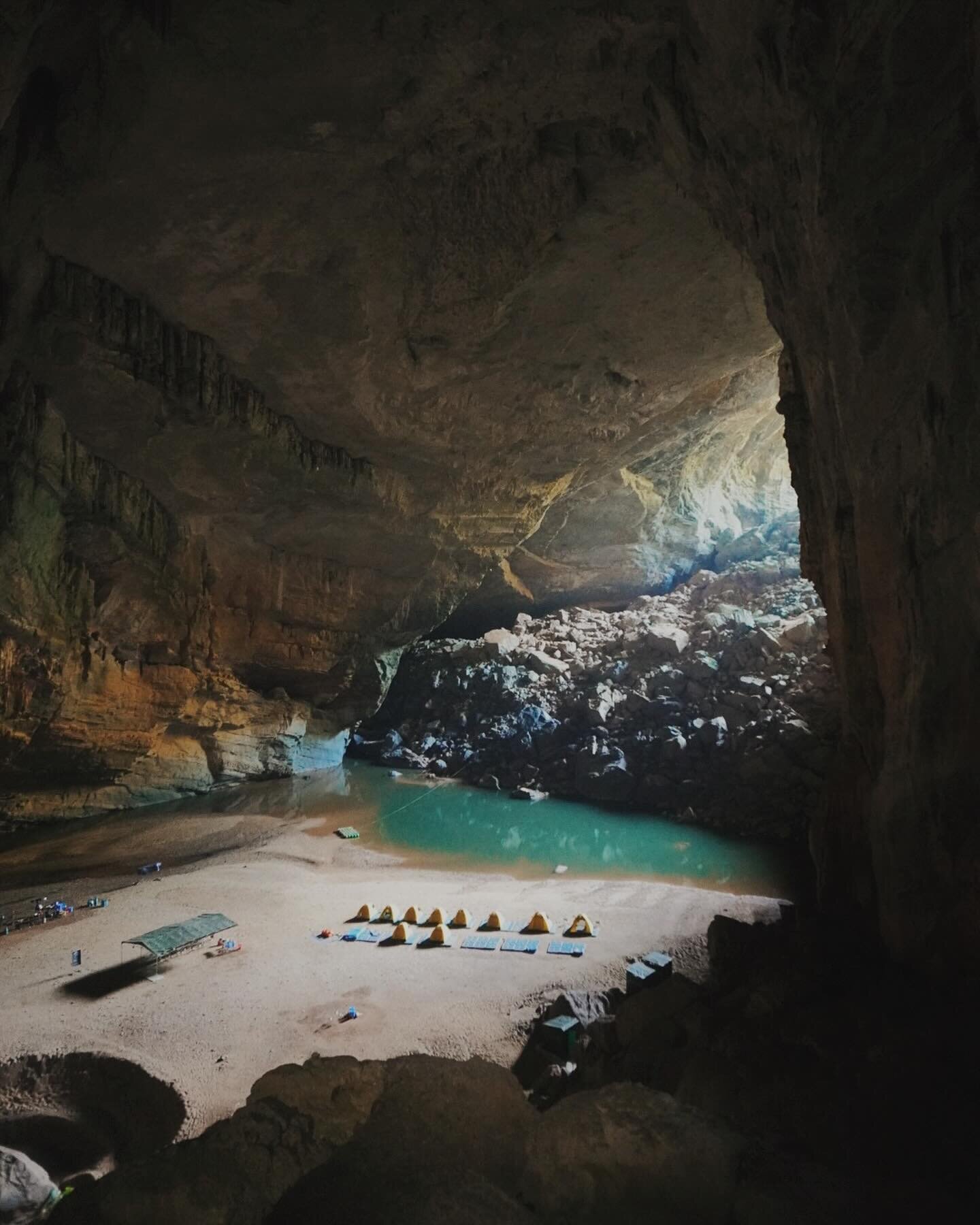 Hiking THE BIGGEST CAVE IN THE WORLD(!!!), Son Doong Cave in Vietnam with @oxalisadventure was one of my top 5 most memorable experiences I&rsquo;ve had in my life. It pushed me to keep going through the 4 day strenuous hike, I slept in tents inside 