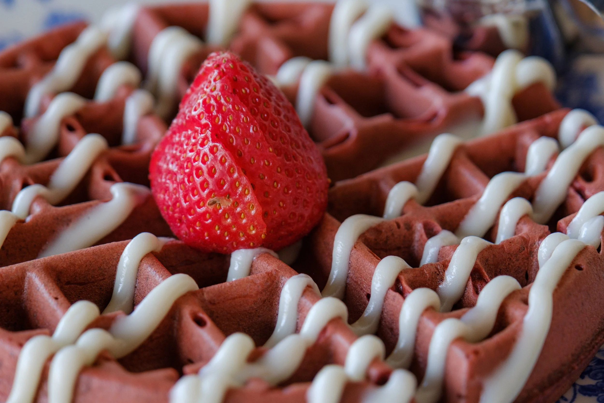 Southern_Pecan_red_velvet_waffle_02.jpg