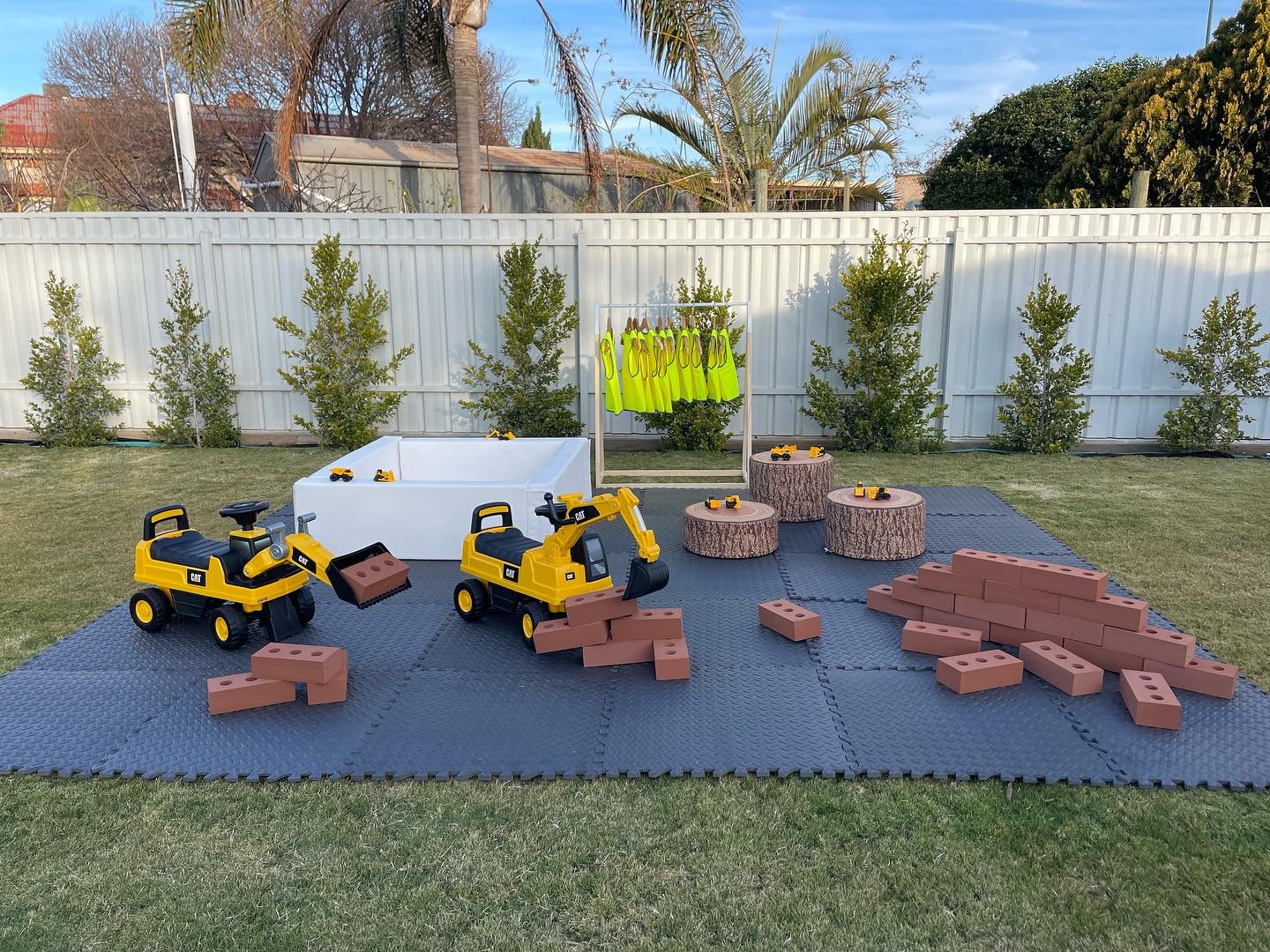 The Construction Package 👷&zwj;♂️ 

- Ball pit
- Climbing logs 
- 2x ride on diggers
- Sensory tray with mini diggers 
- 30x foam bricks 
- 10x vests 
- 10x hard hats

Taking bookings from September 1. 

www.softplayeyrepeninsula.com.au