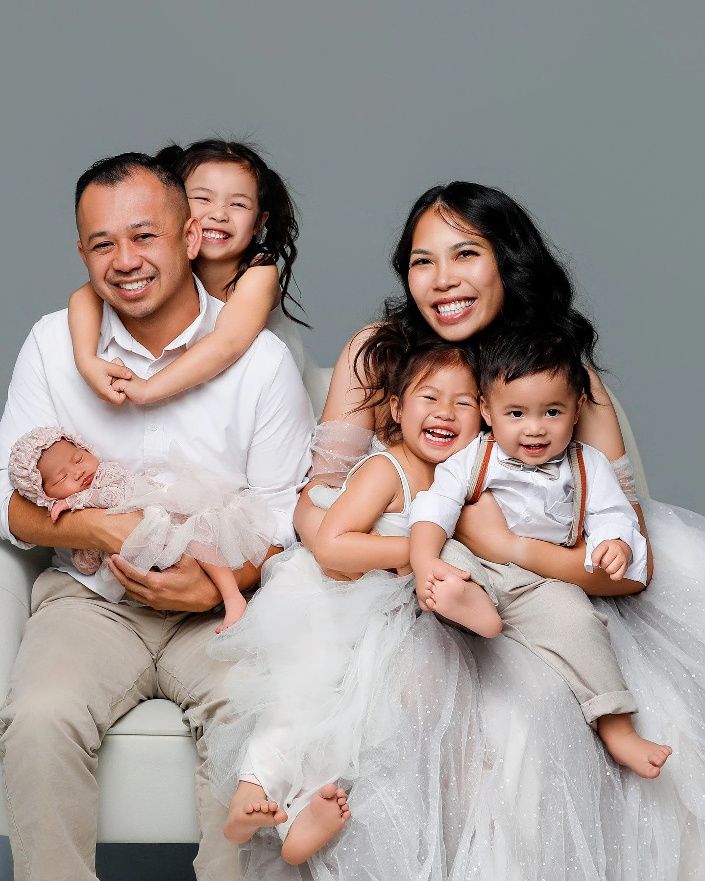 This is what family looks like&mdash;laughter, closeness, tiny hands, and love that keeps growing. From welcoming a new baby to capturing the joy of siblings and parents together, these moments deserve to be remembered just as they are.
Family and ne