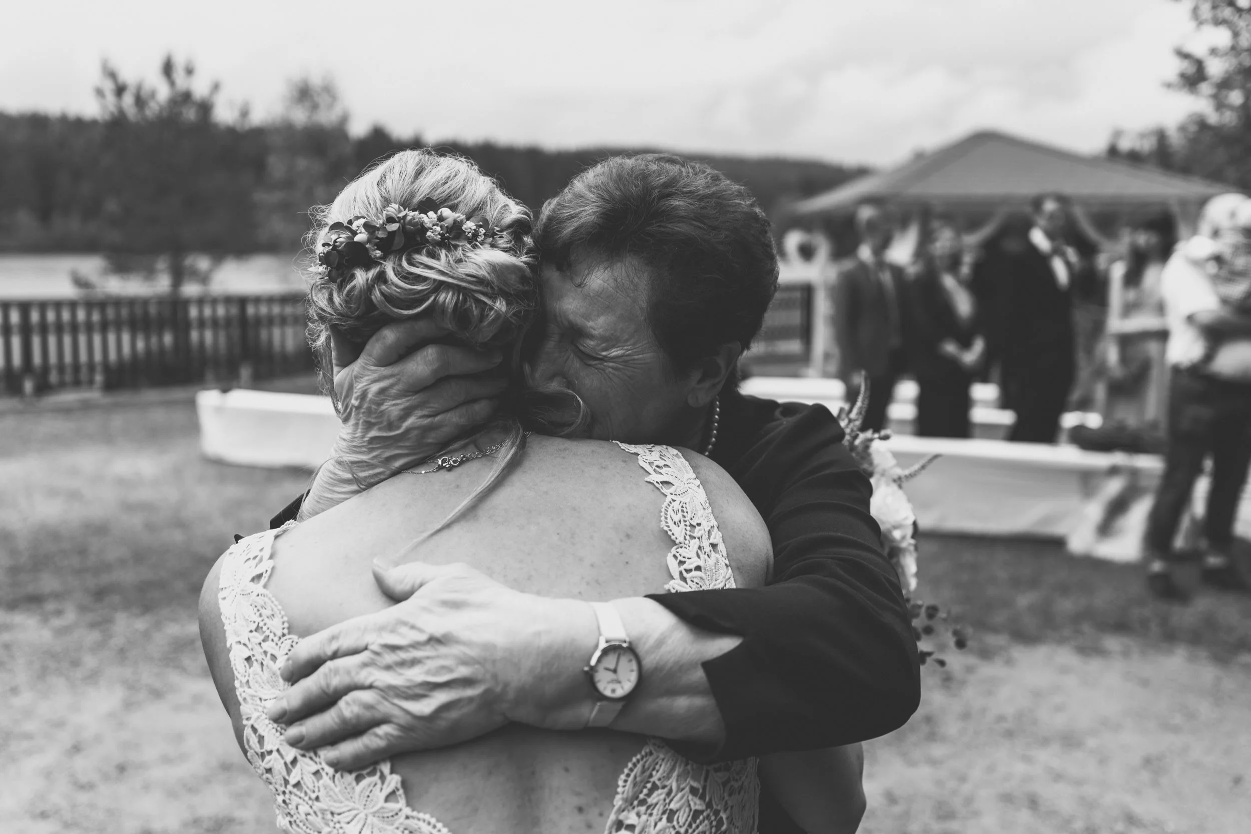 Hochzeitsreportage Bamberg – Oma umarmt die Braut