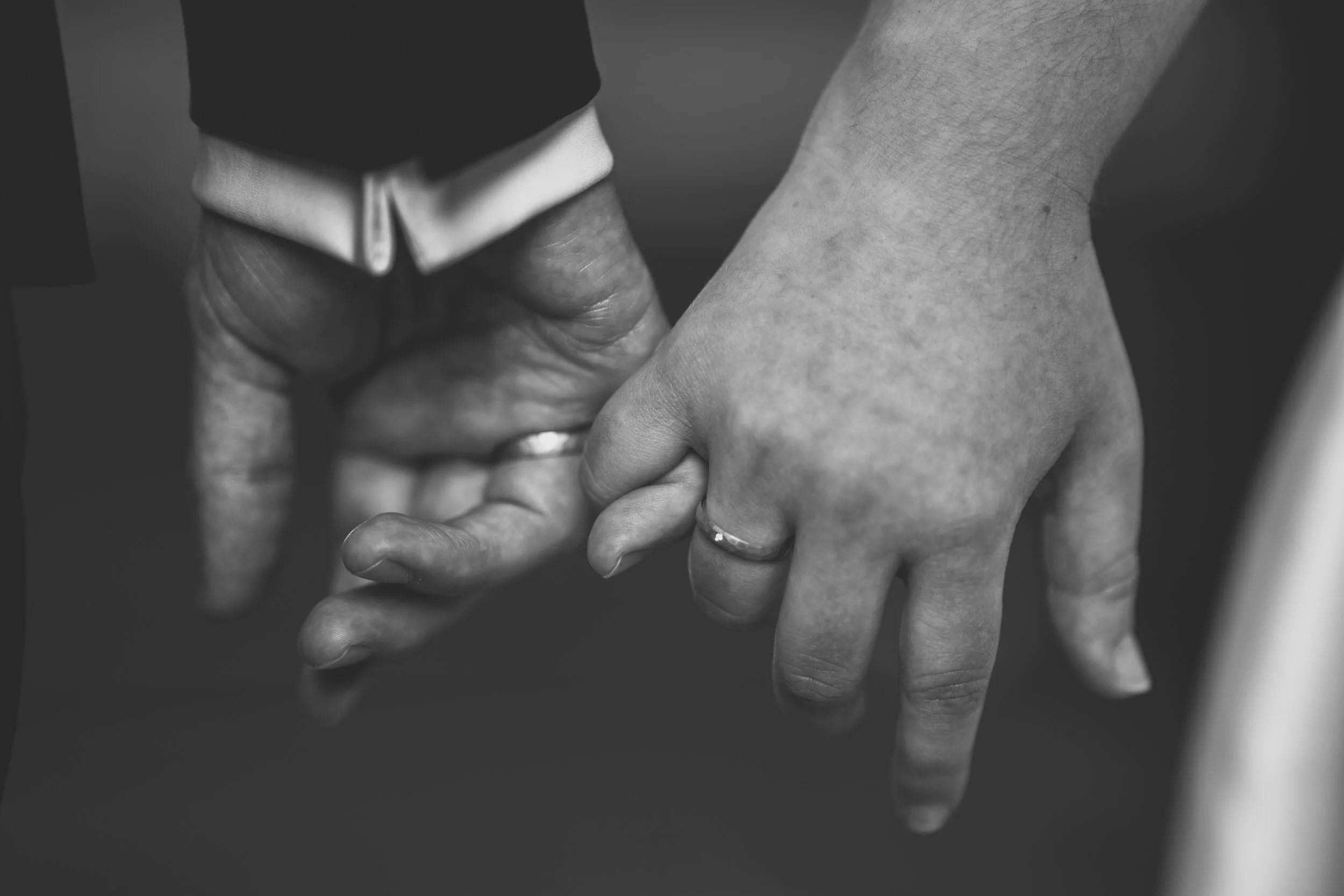 Hochzeitsfotograf Forchheim, Detailaufnahme von ineinander verschränkten Händen des Brautpaares