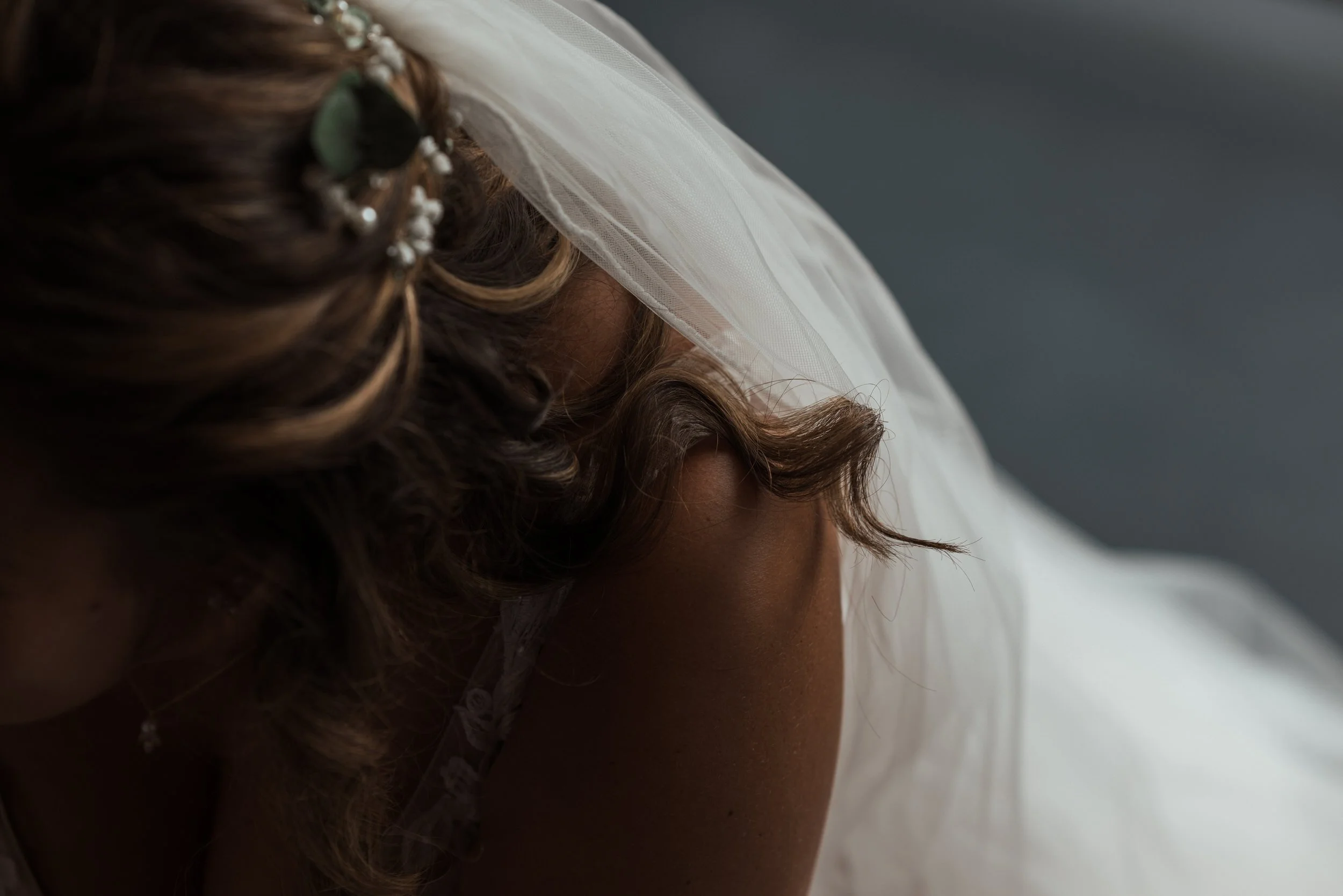 Detailaufnahme der Braut mit Schleier während einer Hochzeitsreportage in Erlangen