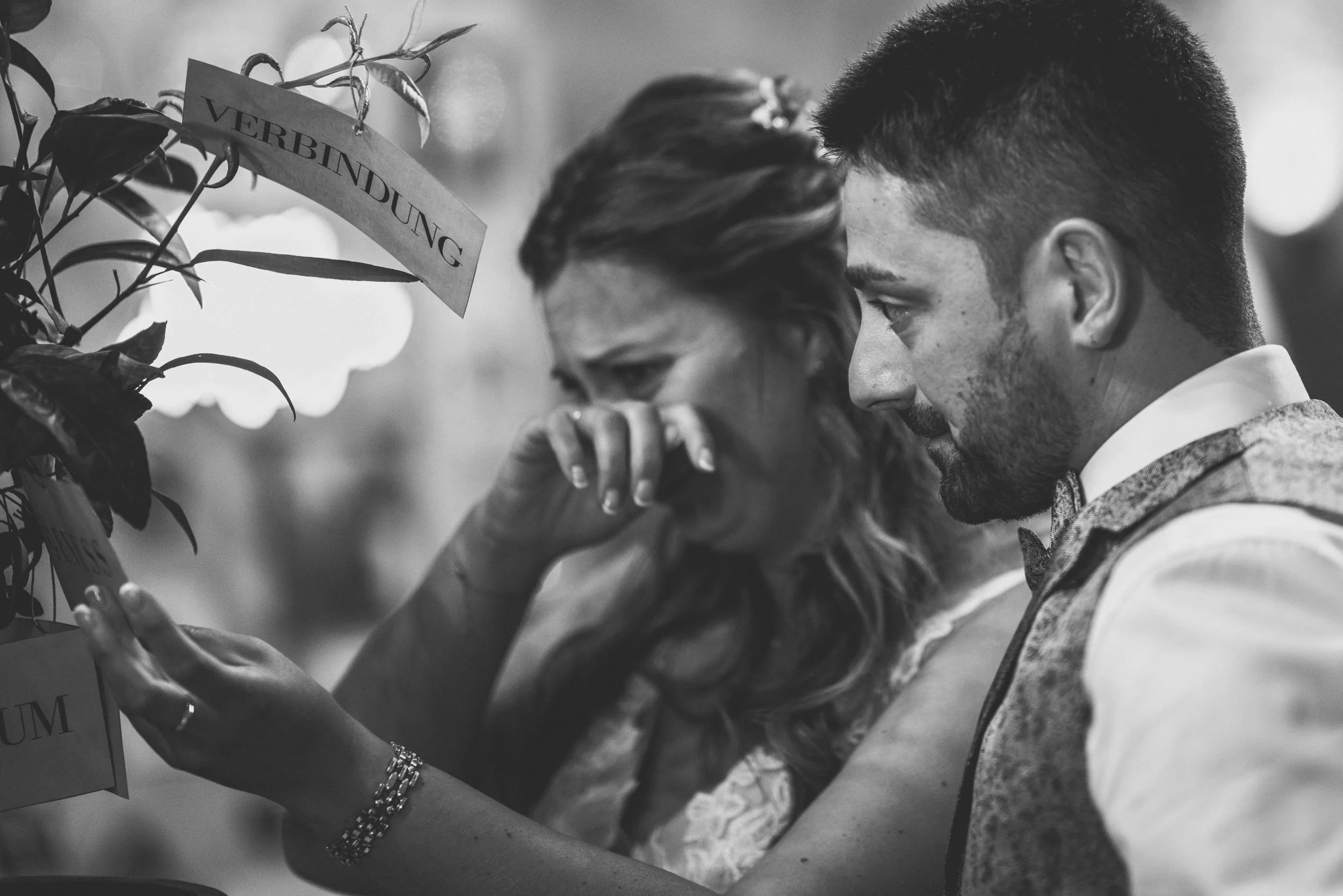 Emotionale Reaktion des Brautpaares während einer Hochzeitsreportage in Erlangen