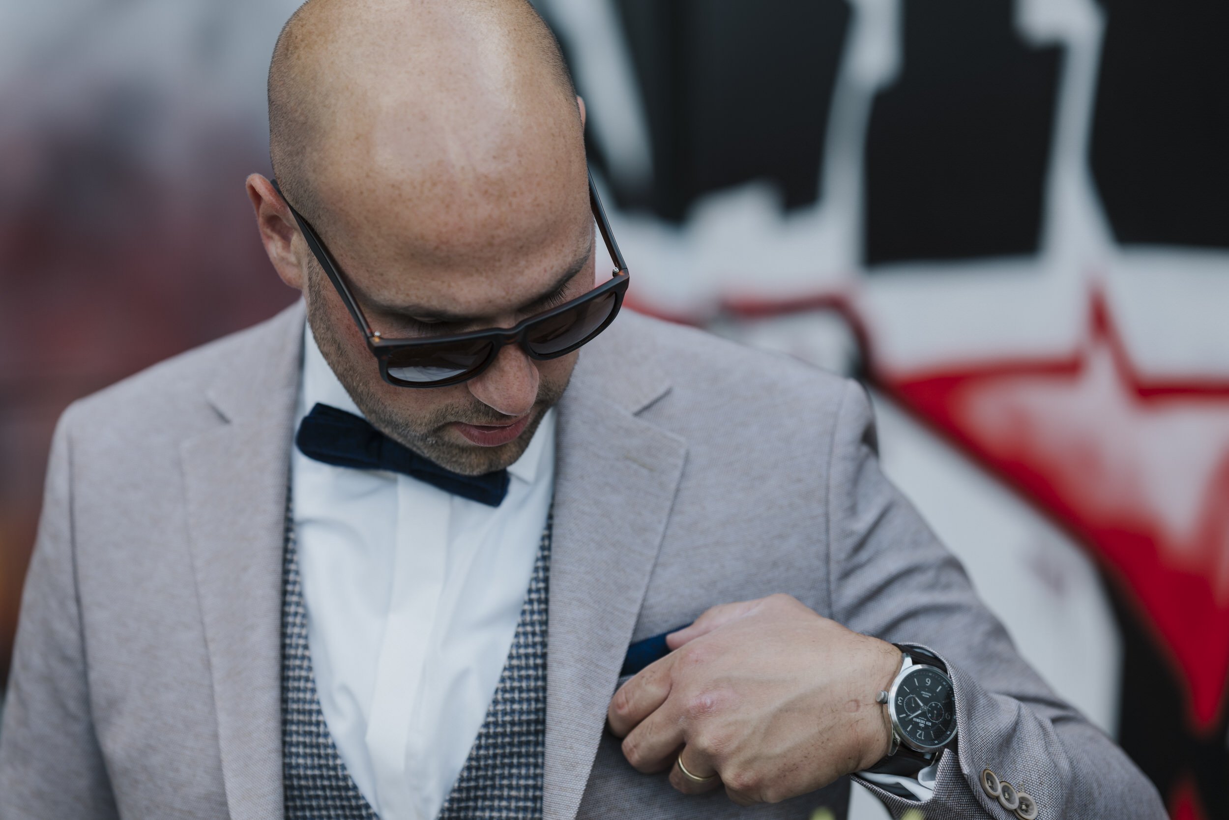 Hochzeitsfotograf Forchheim, Bräutigam beim Getting Ready richtet sein Einstecktuch