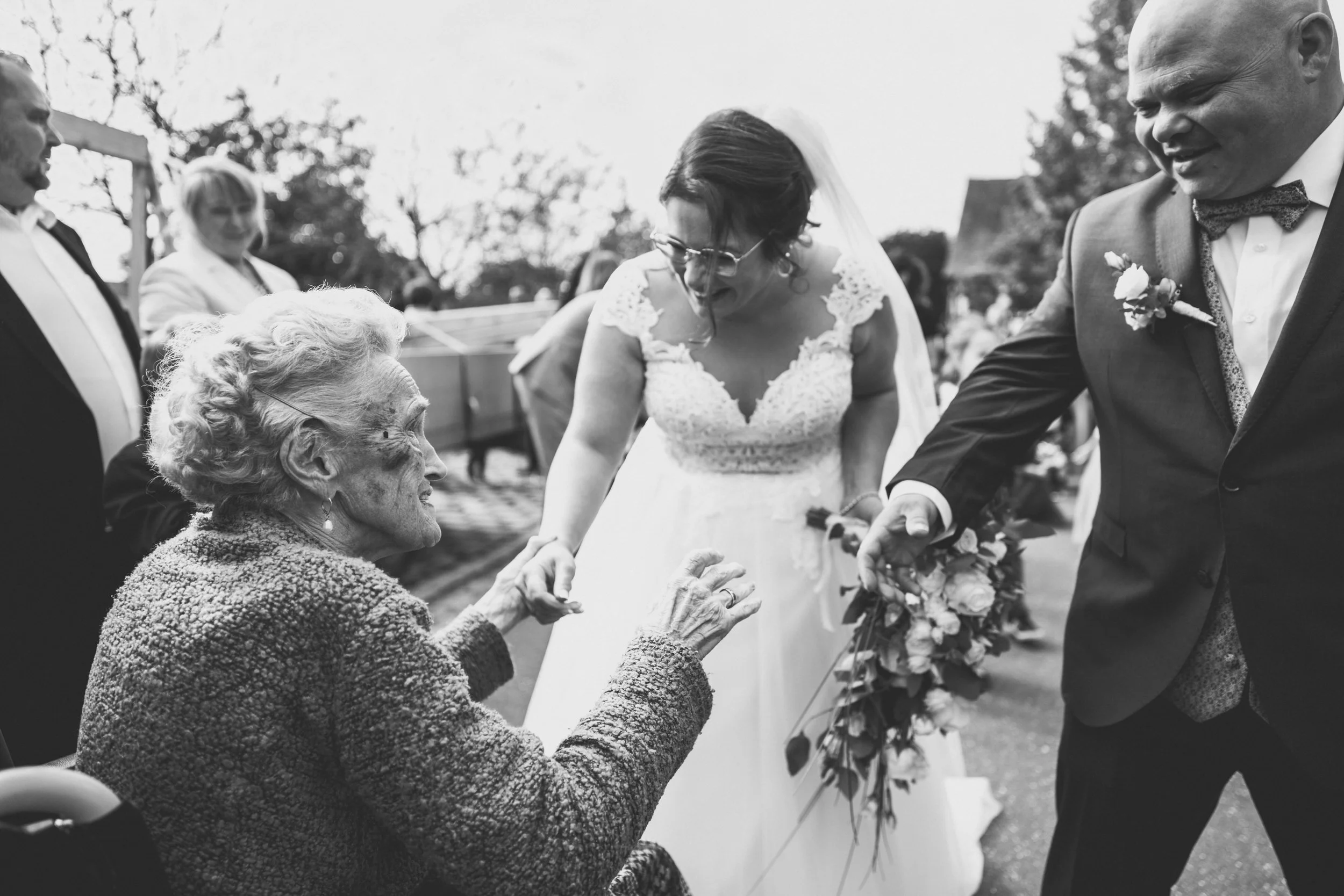 Emotionale Begegnung zwischen Brautpaar und Angehöriger bei einer Hochzeit in Erlangen