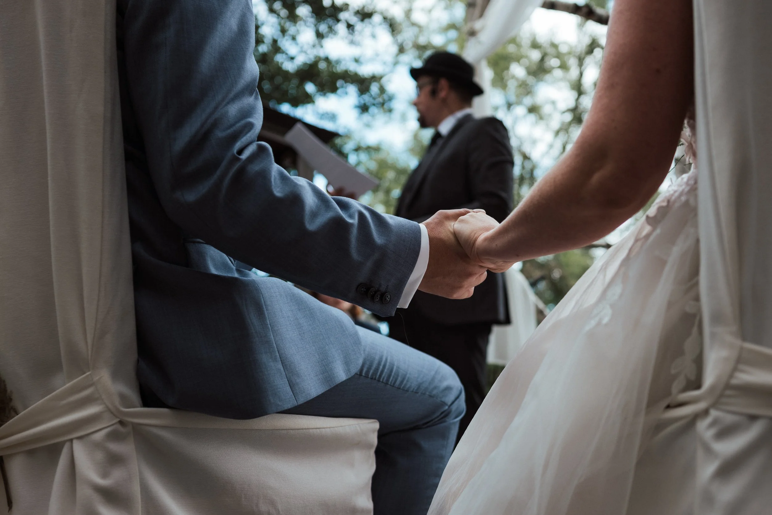 Braut und Bräutigam halten während der freien Trauung in Nürnberg ihre Hände, festgehalten vom Hochzeitsfotograf Nürnberg