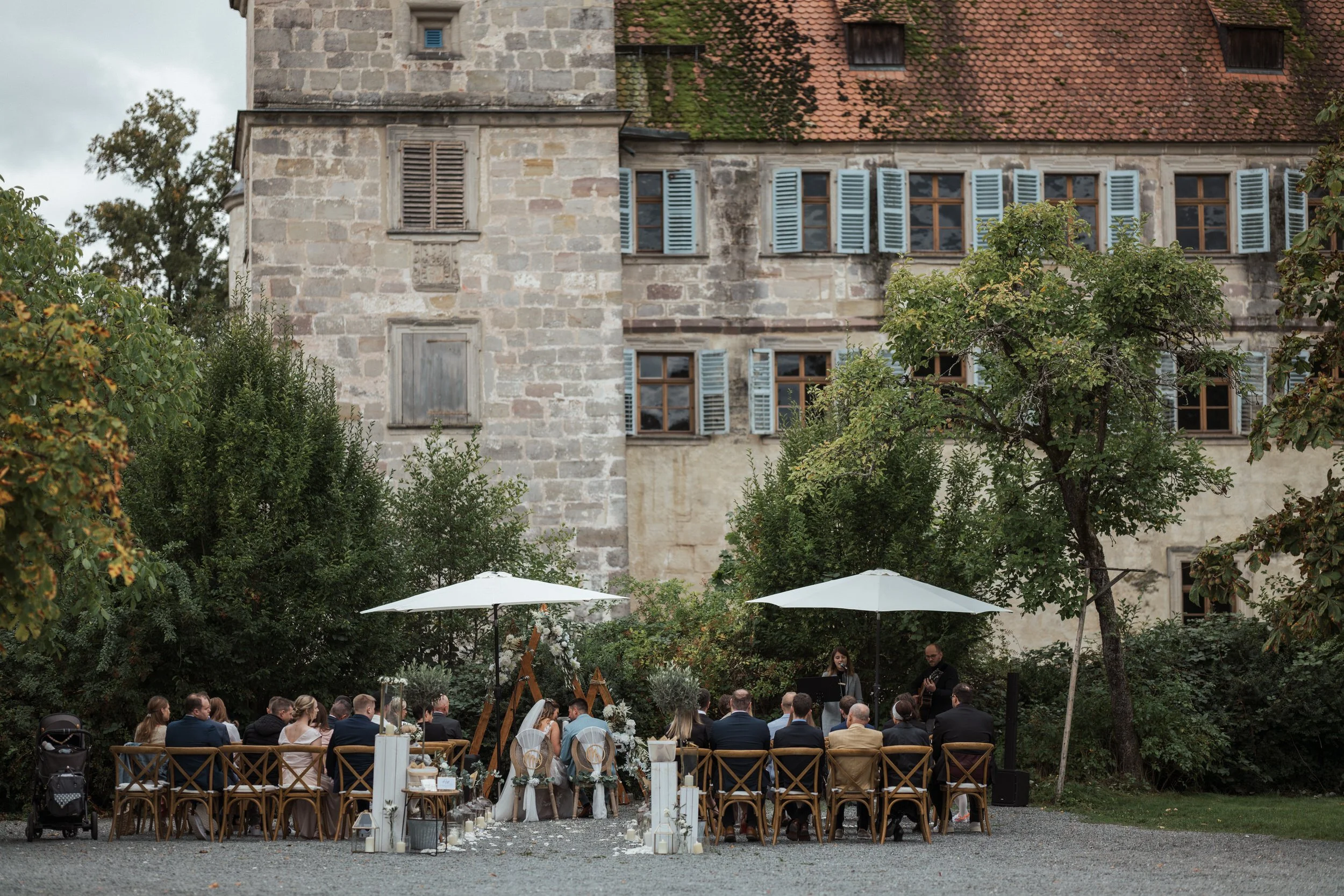 Freie Trauung im Garten einer historischen Hochzeitslocation in Erlangen