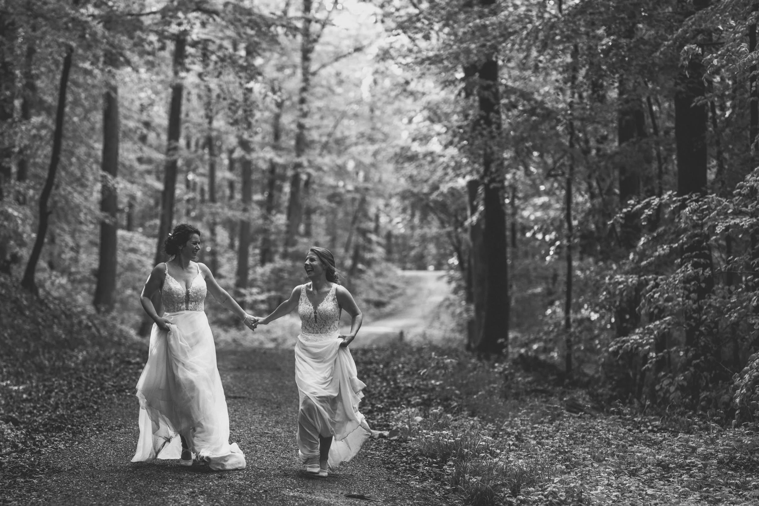Zwei Bräute beim Paarshooting im Wald bei Nürnberg, natürliche Hochzeitsreportage vom Hochzeitsfotograf Nürnberg