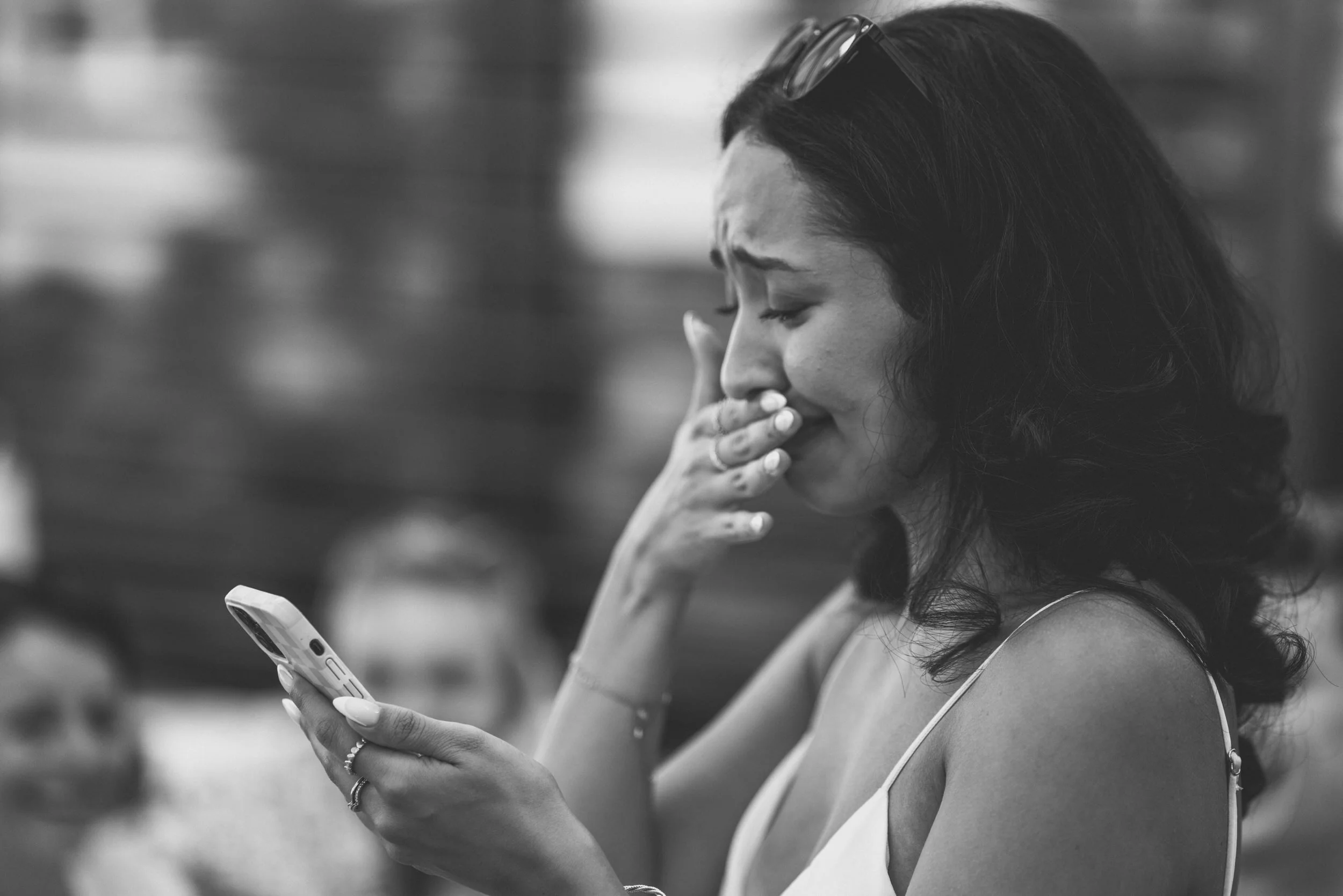 Hochzeitsfotograf Forchheim, emotionale Braut liest persönliche Worte während der Trauung