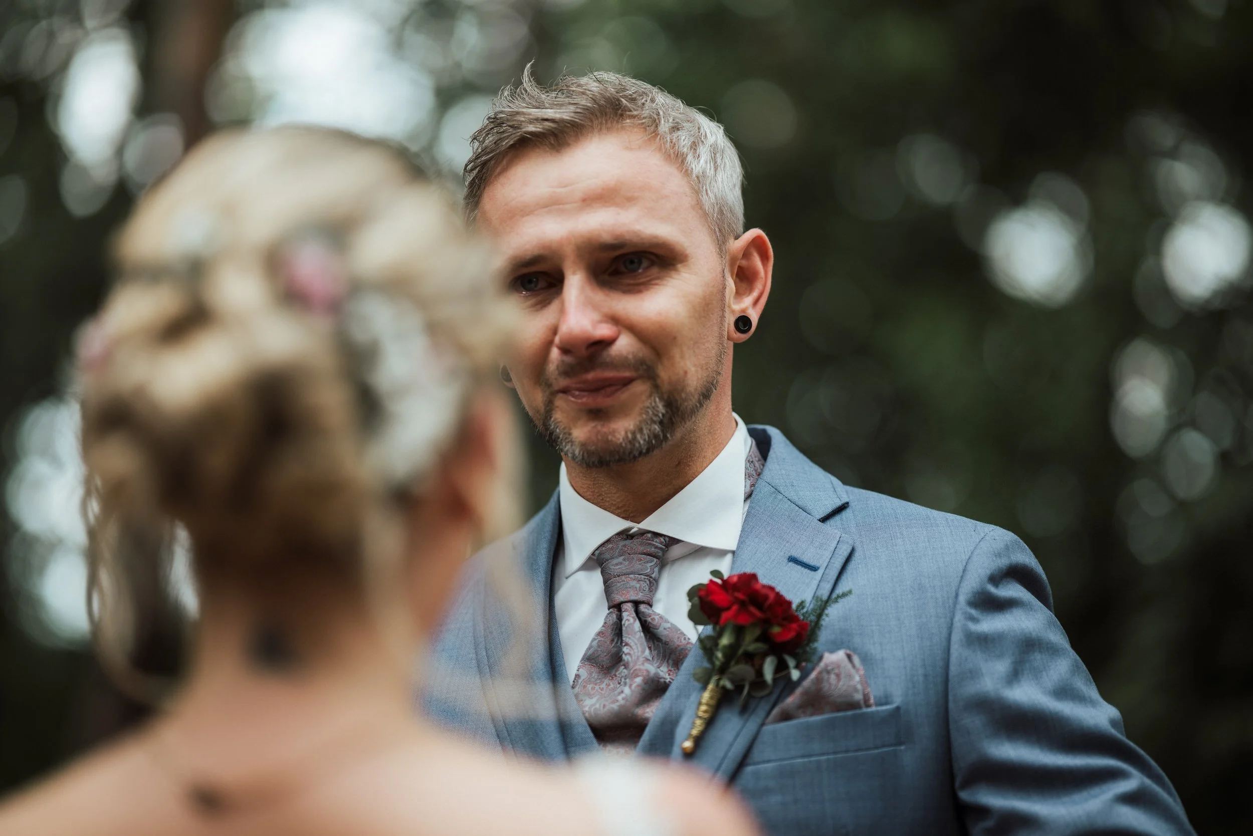 Emotionale Reaktion des Bräutigams während der Trauung bei einer Hochzeit in Erlangen