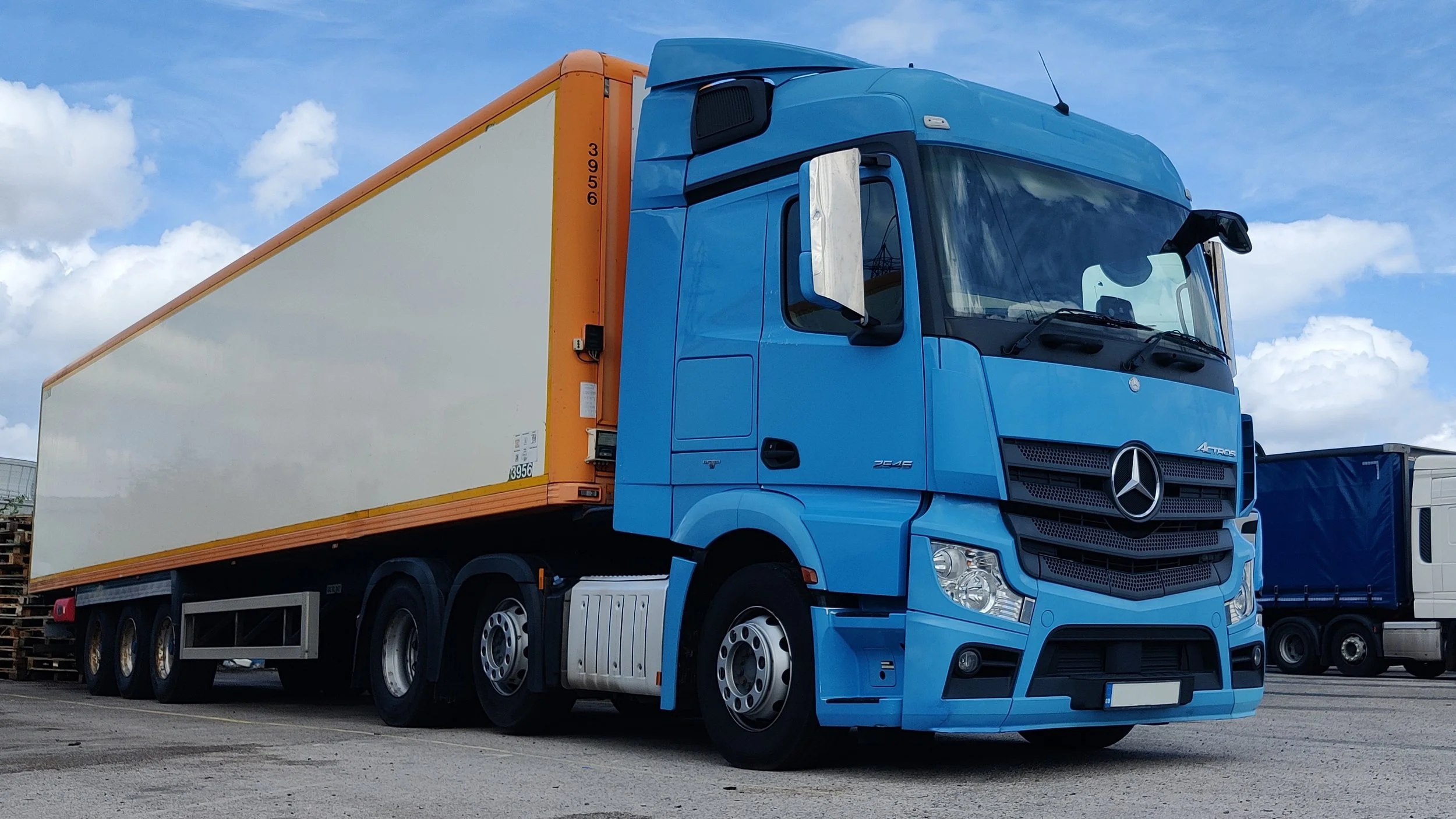 JMHK Mercedes Truck