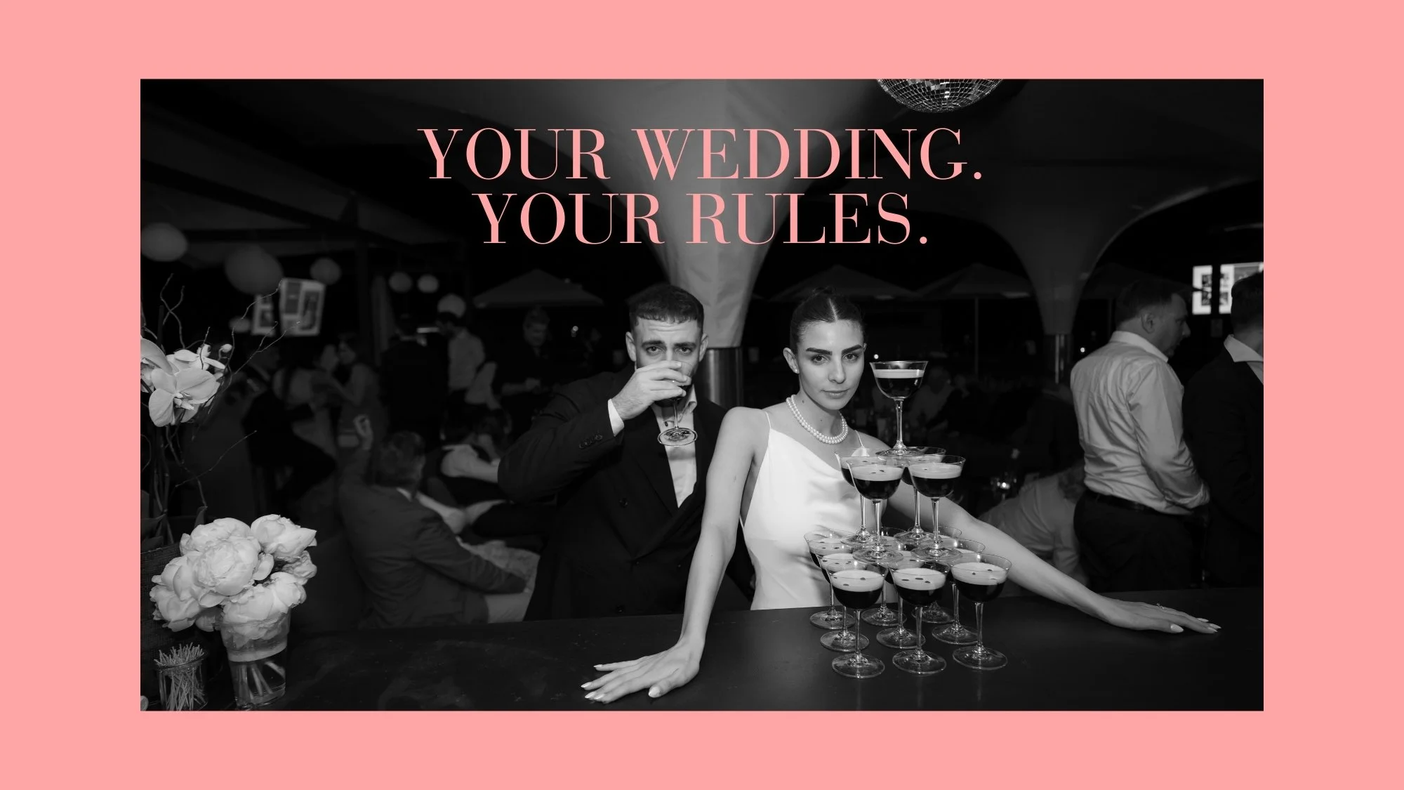 Ein schwarz-weiß Foto von einem Paar bei einer Hochzeit mit mehreren Gläsern auf einem Tresen. Über dem Bild steht in rosa Buchstaben: "Your Wedding. Your Rules". Das Bild hat einen pinkfarbenen Rahmen.