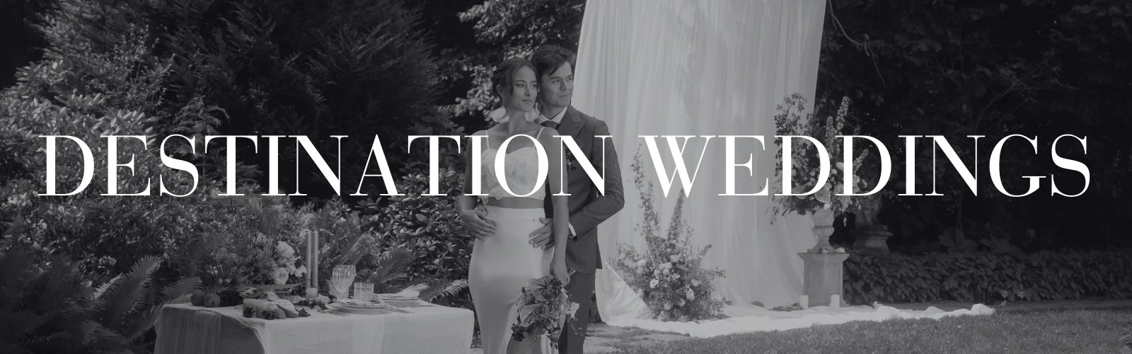 Ein Brautpaar steht bei einer Hochzeit im Freien, im Hintergrund ein Wasserfall und viele Blumen. Text auf dem Bild: "Destination Weddings".