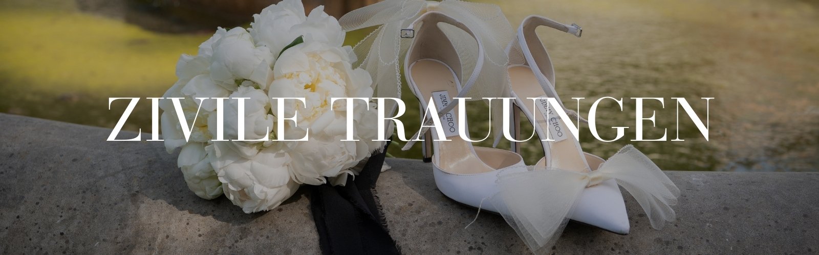 Weiße Brautschuhe mit Schleifen, weiße Blumenbouquet, stehend auf einer Steinbrüstung neben einem Wasser, Text 'Zivile Trauungen' über dem Foto