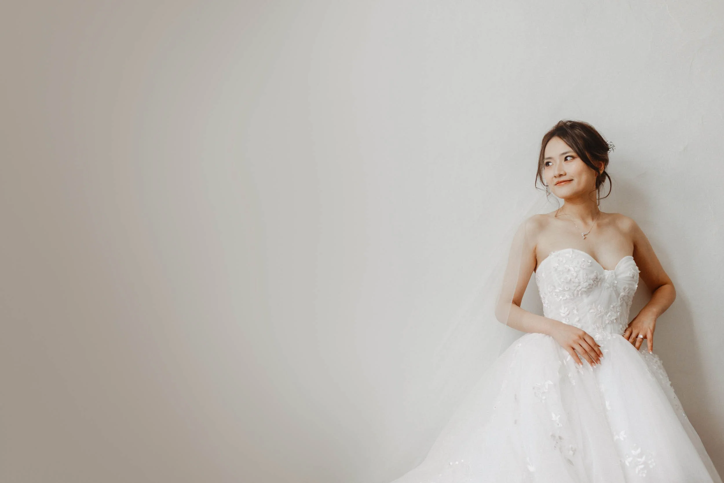 Yunlan et Hadrien le jour de leur mariage au Château de Sannes dans le Luberon