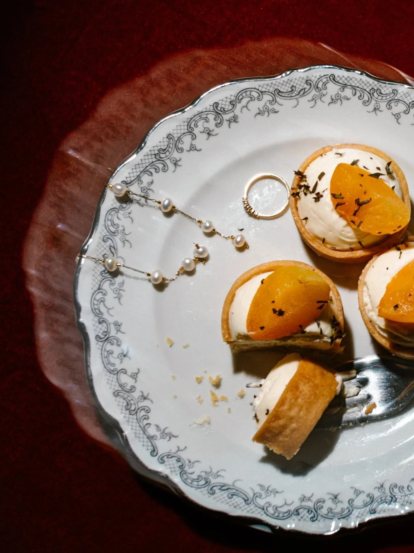 Les bouch&eacute;es des mari&eacute;s par @declercktraiteur &agrave; @balmeslechateau pour Jennifer et Rafael 🧡

Vous en reprendrez bien une bouch&eacute;e ?

A.

#photodemariagedecal&eacute;e #mariagemoderne #weddingdetails #frenchweddingphotograph