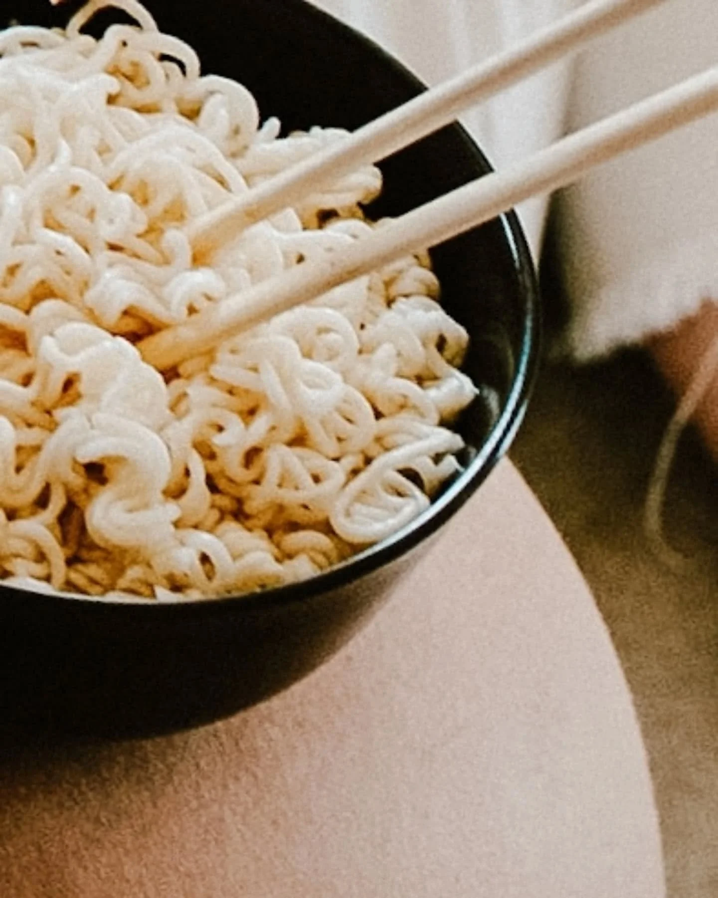 Maternity Food Porn 🍜
Parce qu&rsquo;entre deux kicks de b&eacute;b&eacute; et trois c&acirc;lins &agrave; son ventre, il y a aussi&hellip; les fringales.
Celles qui d&eacute;barquent sans pr&eacute;venir, qui transforment une assiette de nouilles e