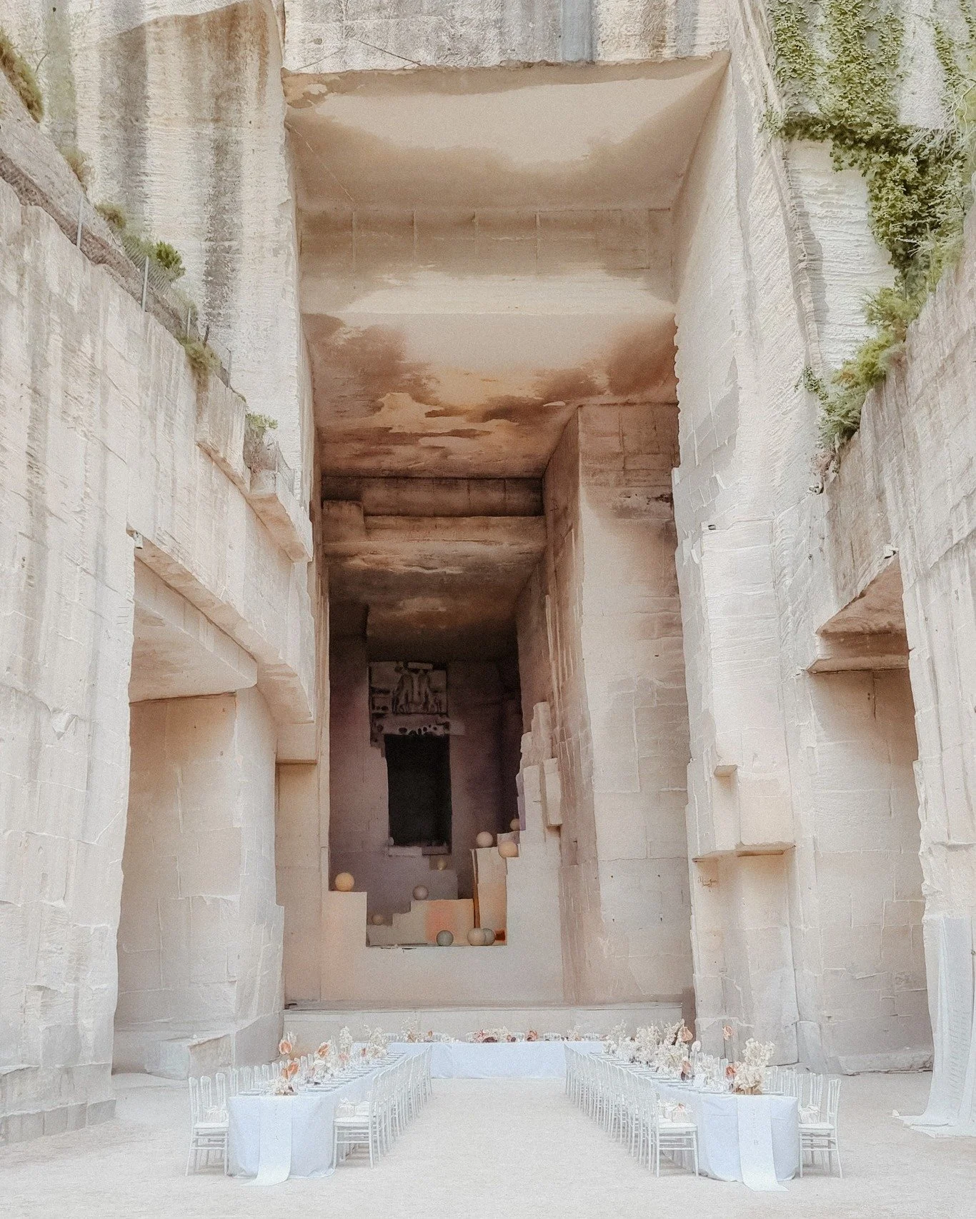 CARRIERES DES LUMIERES

Creus&eacute;es d&egrave;s le XIXᵉ si&egrave;cle pour extraire la pierre calcaire, ces carri&egrave;res ont fa&ccedil;onn&eacute; le visage de nombreux monuments de la r&eacute;gion. Abandonn&eacute;es dans les ann&eacute;es 1