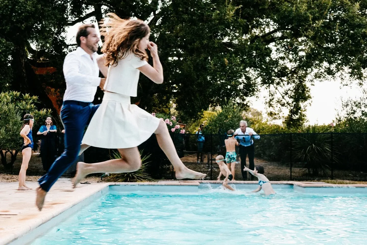 Sauter &agrave; deux dans le grand bain ... le jour de son mariage ! 

F&eacute;licitations C + L 🌞💪🏻

📍Var

__________

L'&eacute;quipe du mariage :

Robes  @maisonlemoine
Make up &amp; Coiffure : @nelcreativite
Alliances : @monsieur.paris &amp;