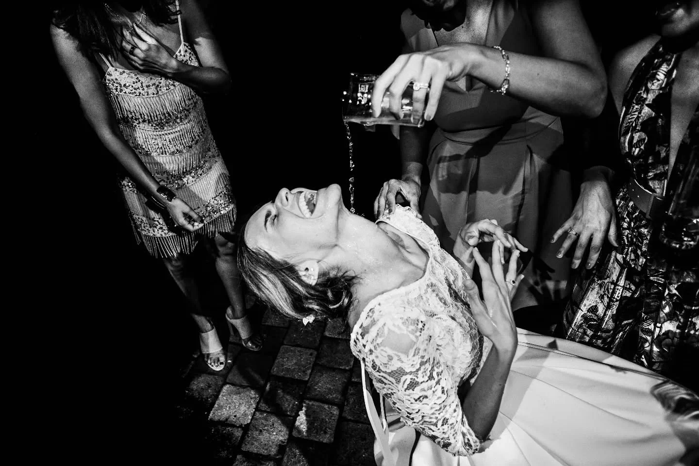 L'anticonformisme de la parfaite Mari&eacute;e 

Soit belle dans ta robe
Souris sur chaque photo
Et reste sobre pendant la soir&eacute;e de ton mariage. 

Merci pour cette le&ccedil;on d'anthologie 🙏🏻

#photographedemariage #RocknRollBride #mariage