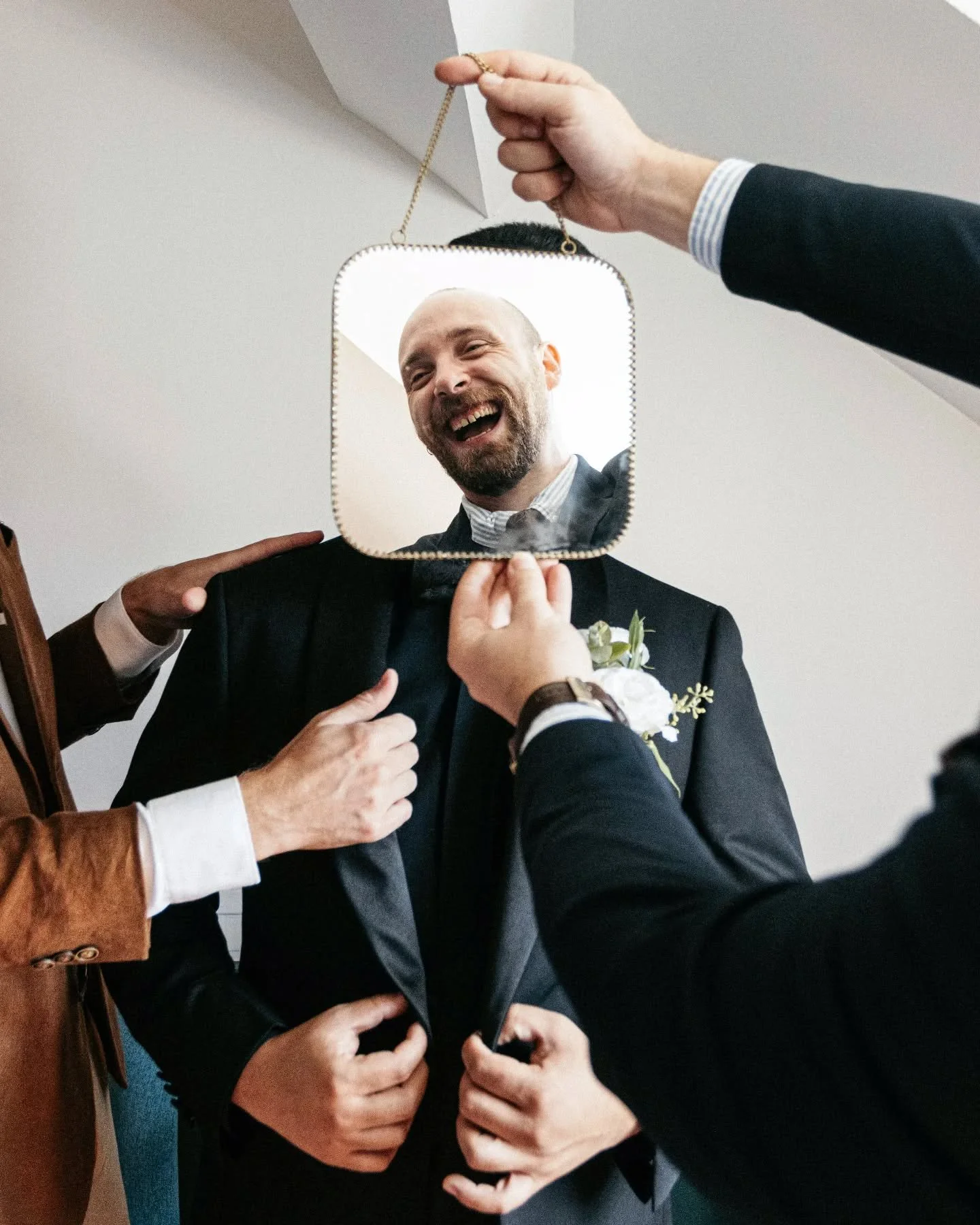 Et si vous &eacute;criviez l'histoire de cette photo captur&eacute;e pendant les pr&eacute;paratifs du mariage de L + T ?

Pourquoi le t&eacute;moins du mari&eacute; rigole t il a votre avis ?

#mariage