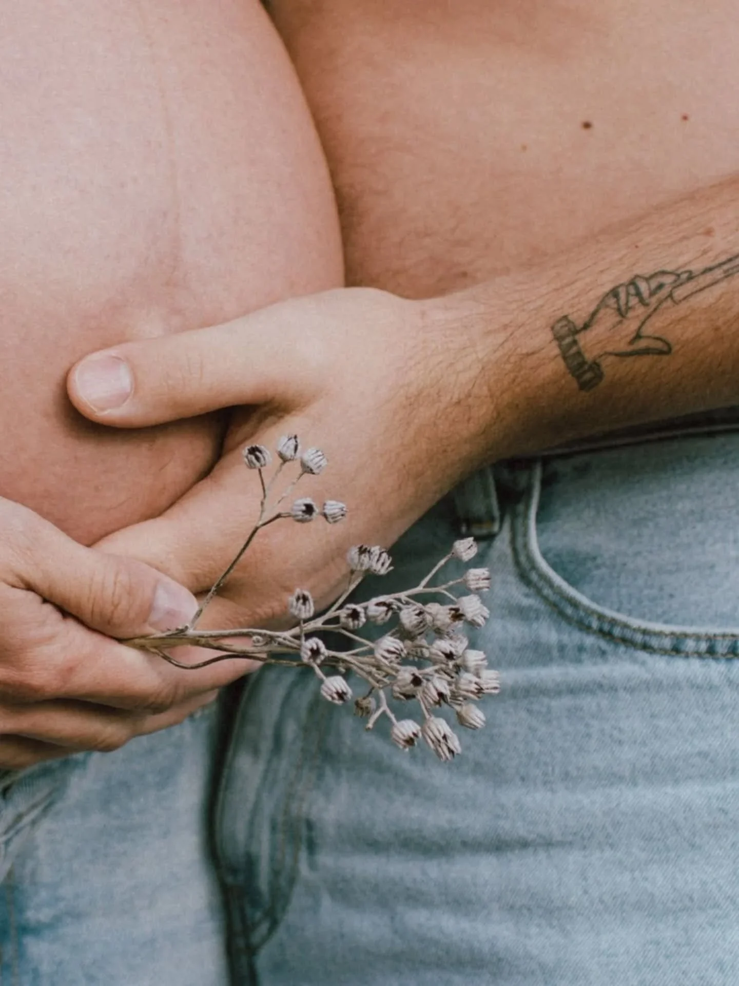 Il y a des choses qu'on ne peut pas vraiment expliquer. La maternit&eacute; en fait partie.

On pourrait parler du corps qui change, du ventre qui s'arrondit, du temps qui ralentit sans qu'on lui ait rien demand&eacute;. On pourrait aligner les mots,